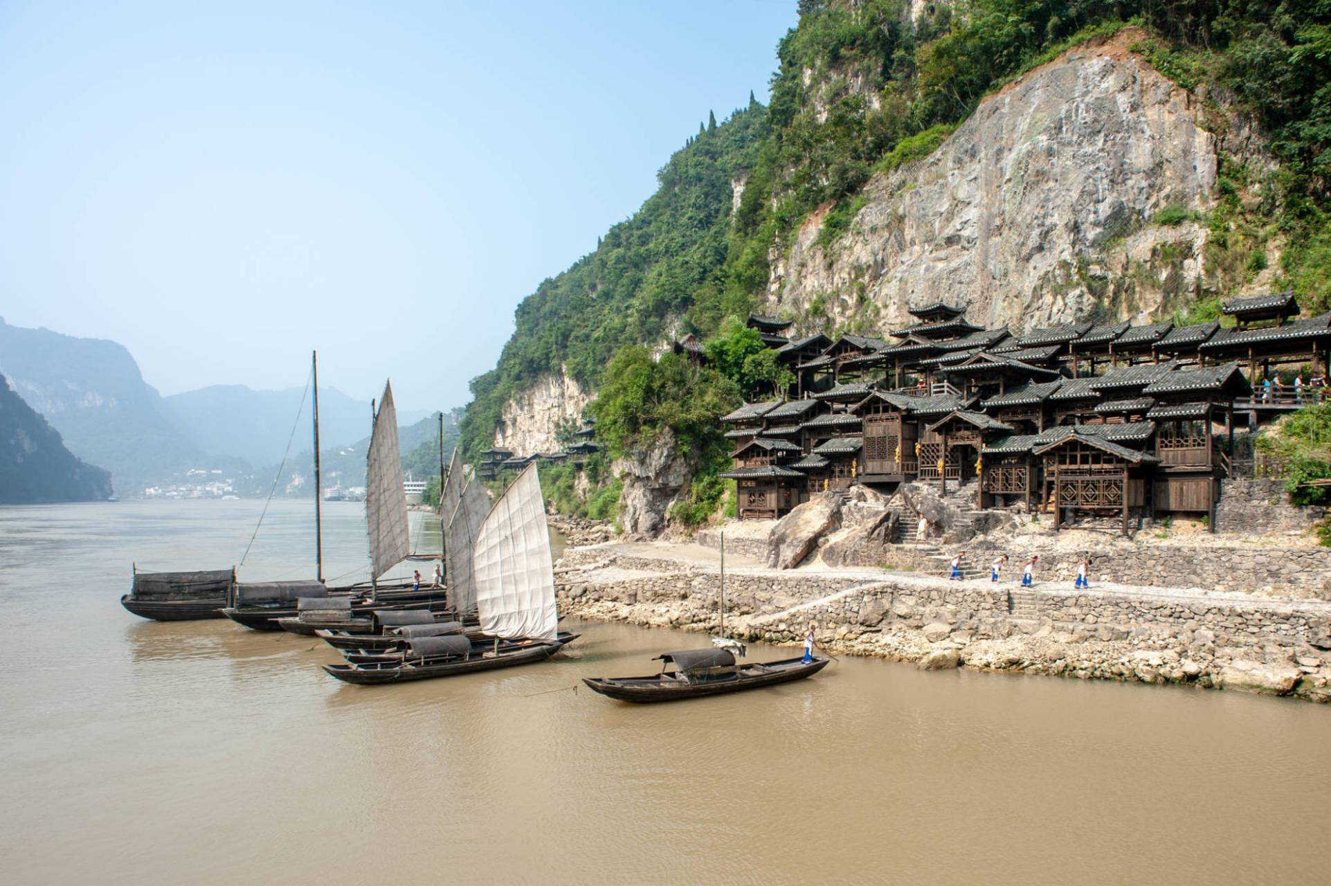 辽阔长江——青山如画,宛如一幅流动的风景画,滔滔江水,澎湃又宁静.