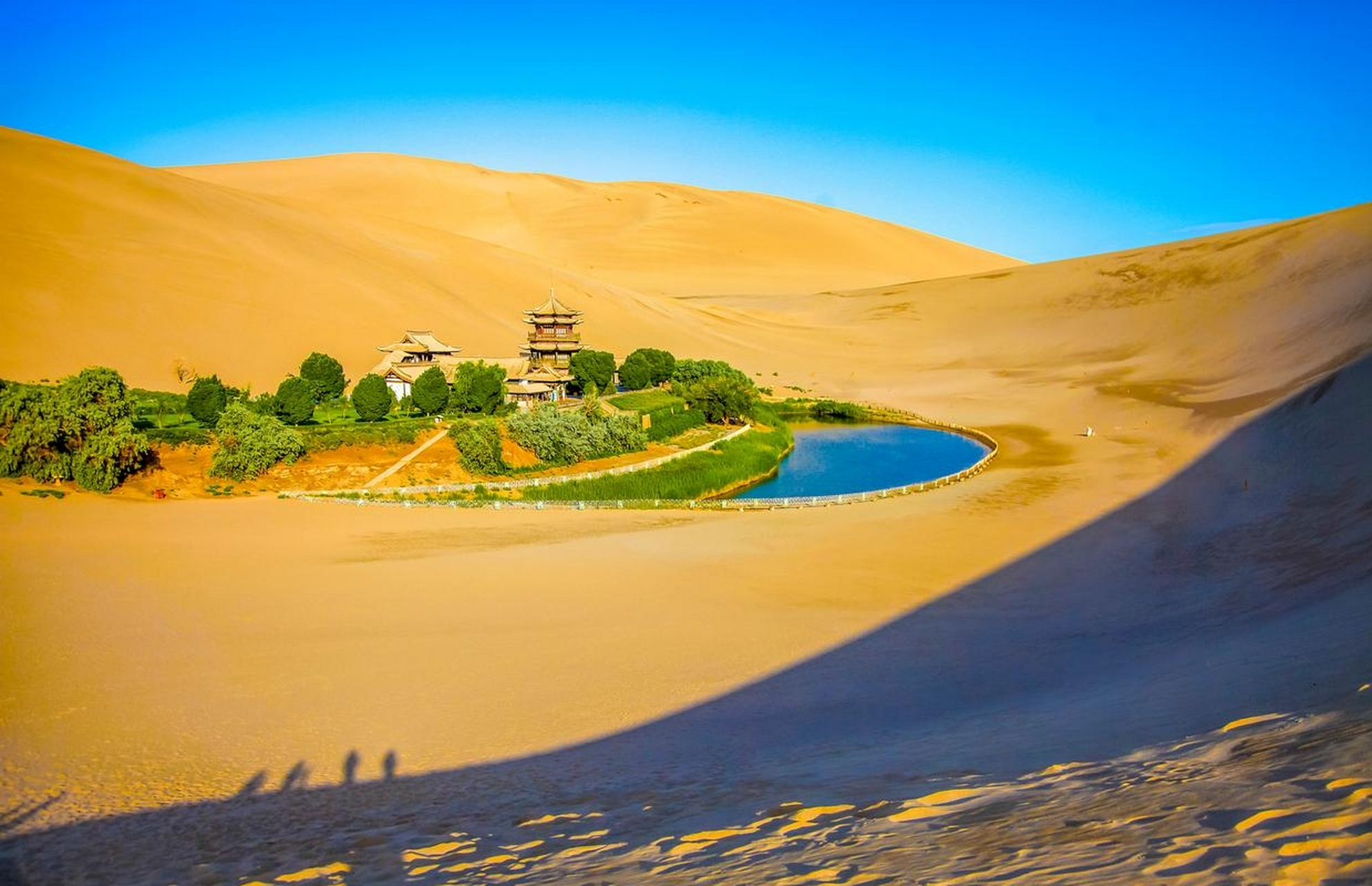 月牙泉—沙漠奇景