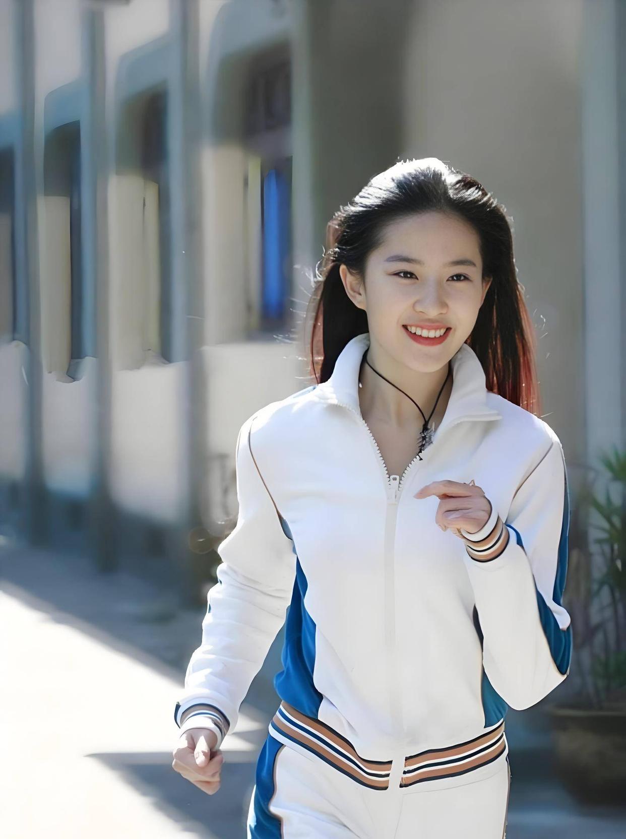17岁刘亦菲跑步照曝光,美出圈了 她穿简约运动服,发丝被阳光照得闪闪