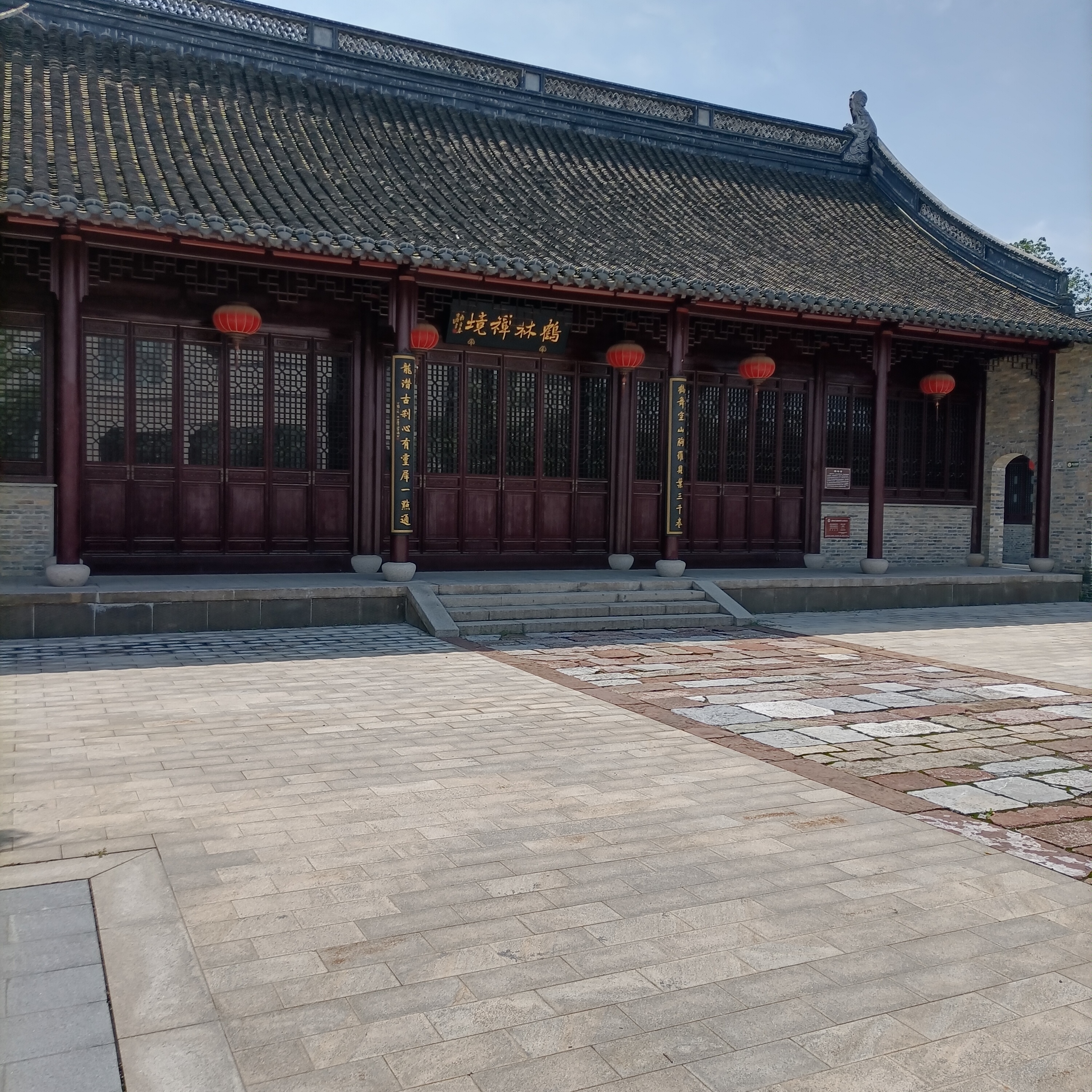 巜游访鹤林寺》 盛夏,鹤林烟雨古香芬芳,在"鹤林禅境"的荫茵下,让我