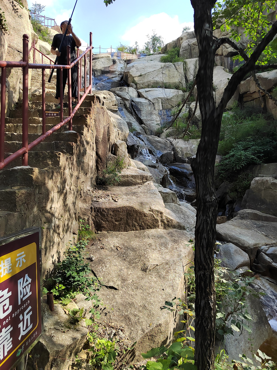 半夜床猛然晃了一下,吓了我一跳.