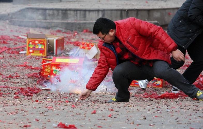 过年放鞭炮是一项历史悠久的传统习俗,蕴含着丰富的文化内涵和典故