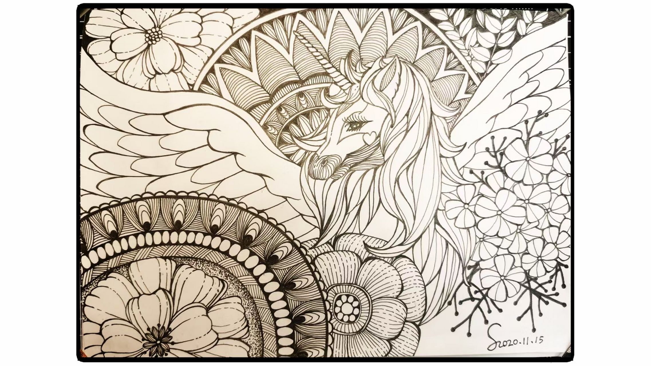 禅绕画】画了一夜耗时有点长给它起名《花丛中的独角兽》