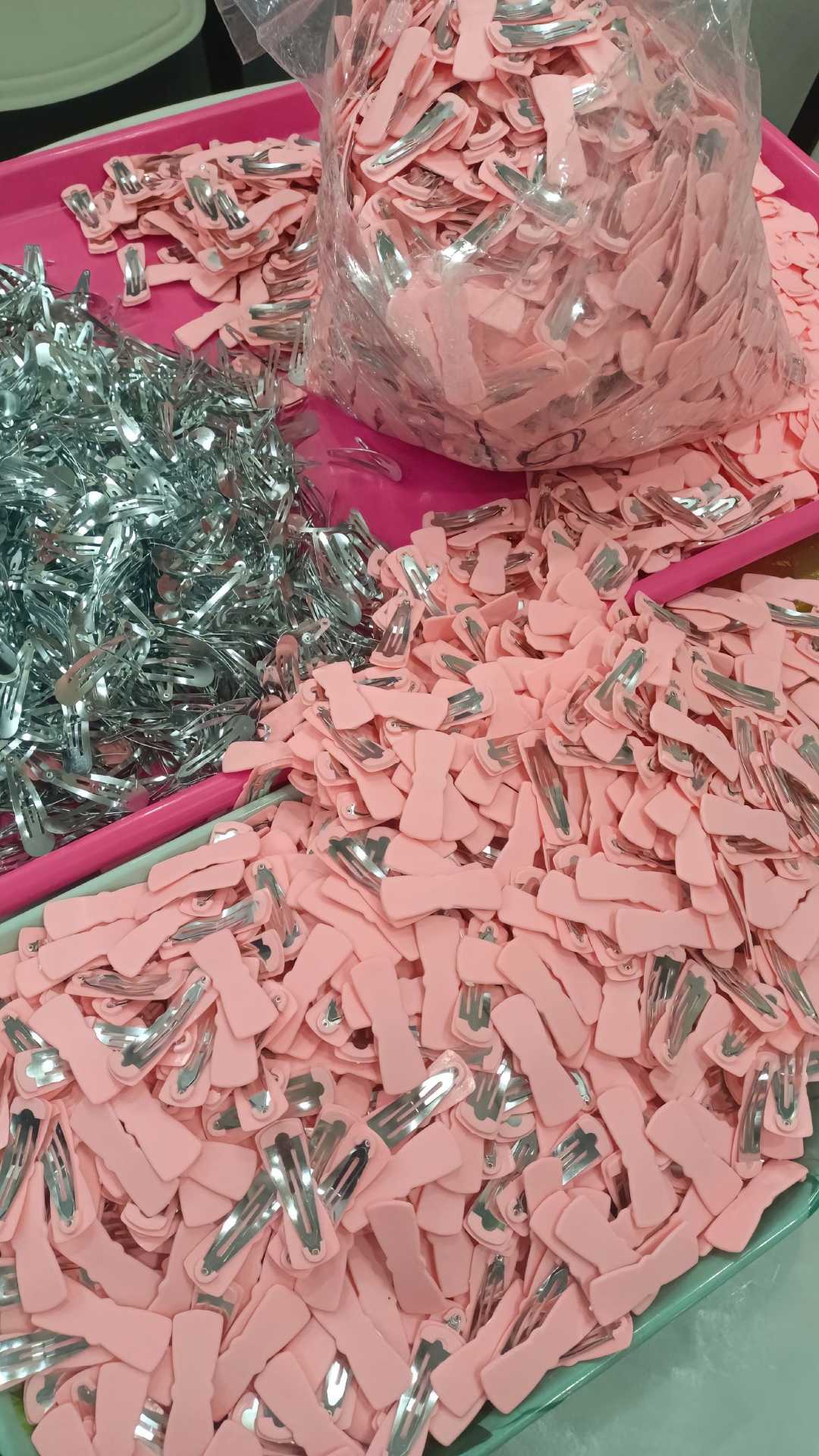 组装发夹手工活 手工 手工活来了我女儿说和我一起做,减轻一点负担