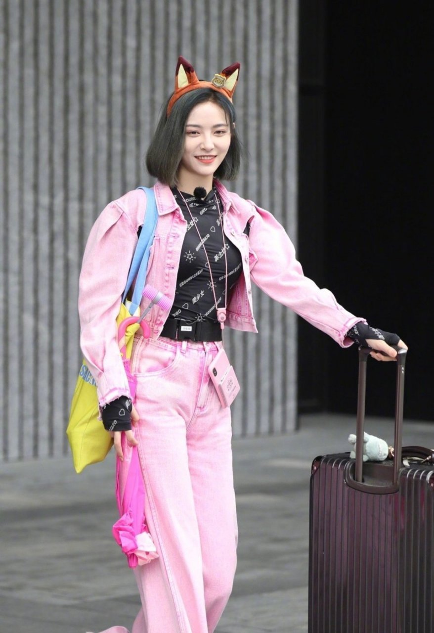 吃瓜爆料小能手# 许佳琪综艺首秀《奇妙的小森林》 kiki穿着粉红牛仔