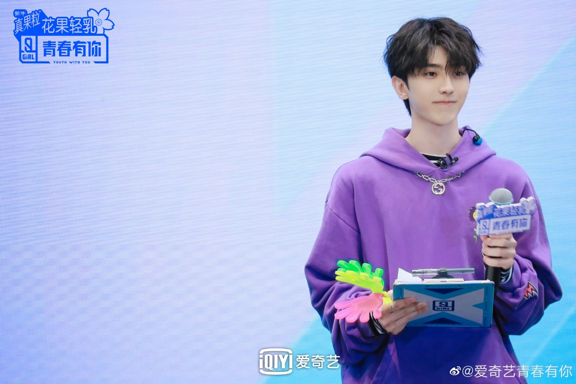 万物皆可云# 蔡徐坤紫色卫衣好显白,是紫葡萄本体吧,卫衣上的太阳花