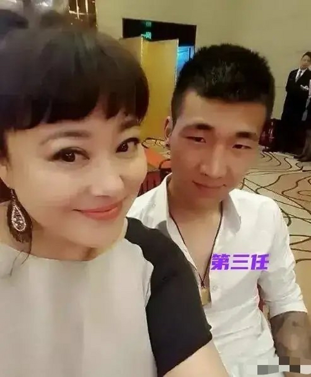 话说之前她和小男友还挺甜的啊,这怎么一转眼,李菁菁老公刘振就在直播