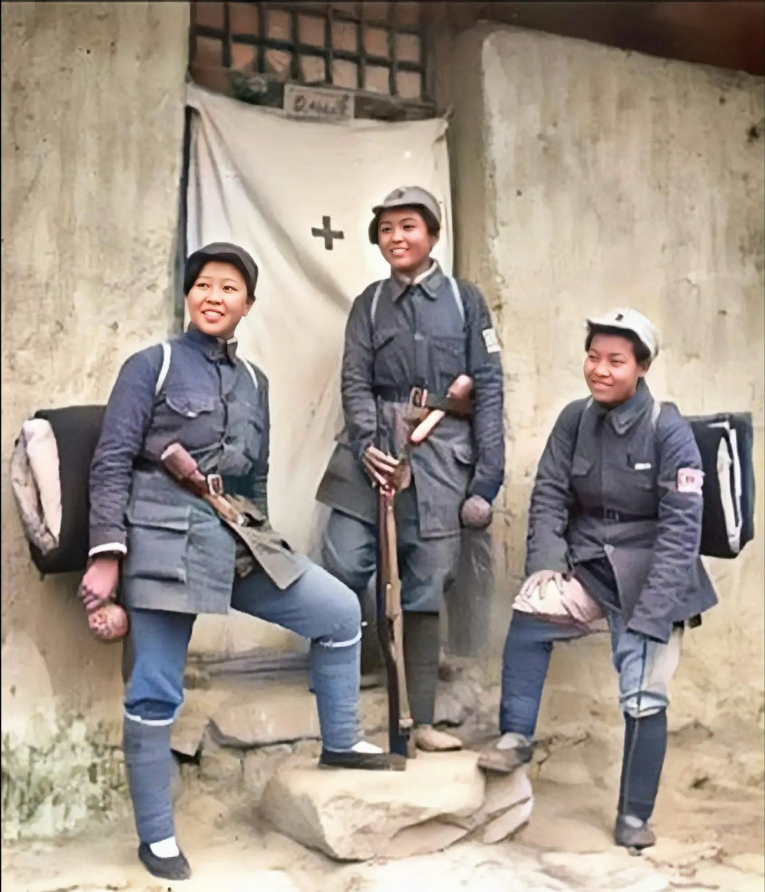 抗战时期,延安的八路军女医护人员.