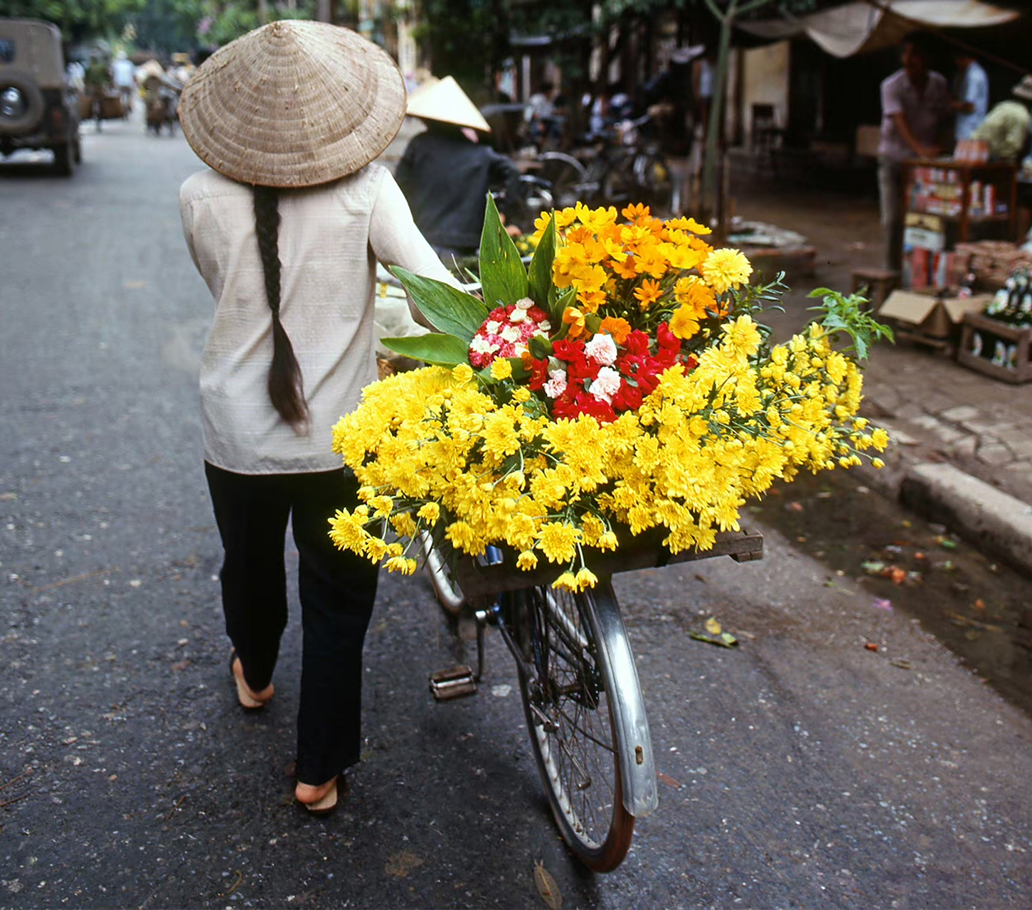 卖花姑娘,河内,1990年摄. 67