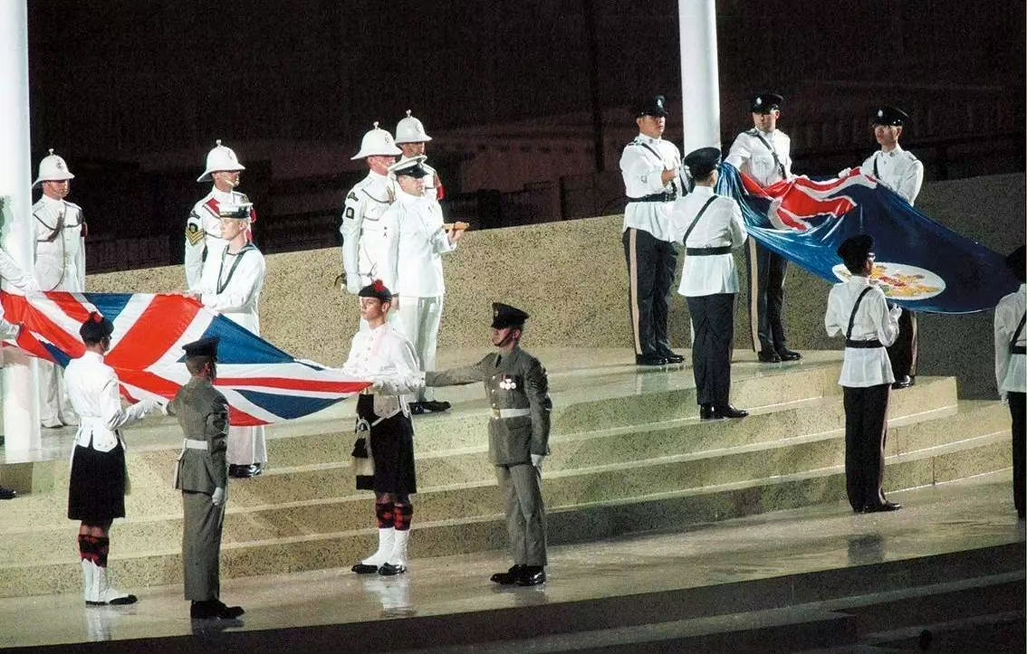 1997年6月30日,驻港英军在中环添马舰露天广场举行告别仪式