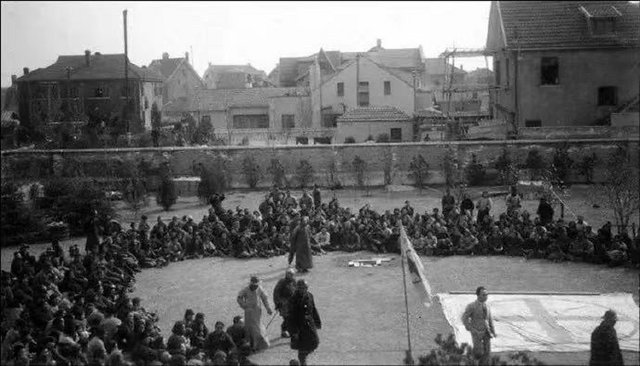 福斯特拍摄的沦陷后1938年初的南京,聚集在安全区委员会总部前的难民.