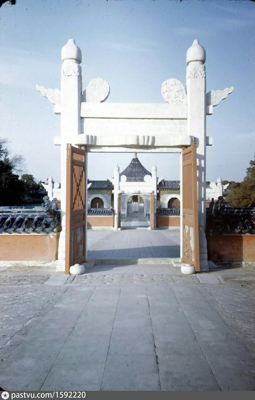 圜丘棂星门,这就是乌头门的演化,跟华表也有关系,栅栏门是配置.