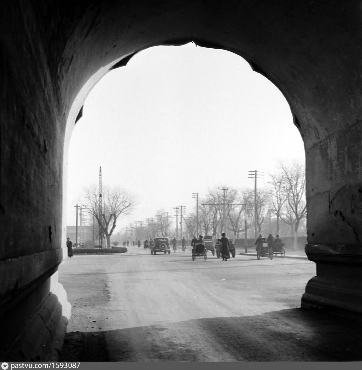 46年长安右门的门洞下向东拍,远处长安左门. 67#历史老照片