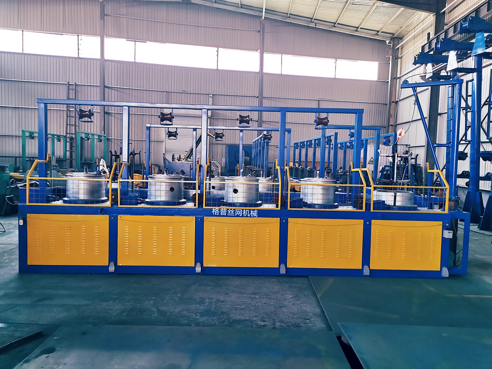 产品名称:连罐拉丝机  产品速度:100-120m/min  产品优点:操作方便