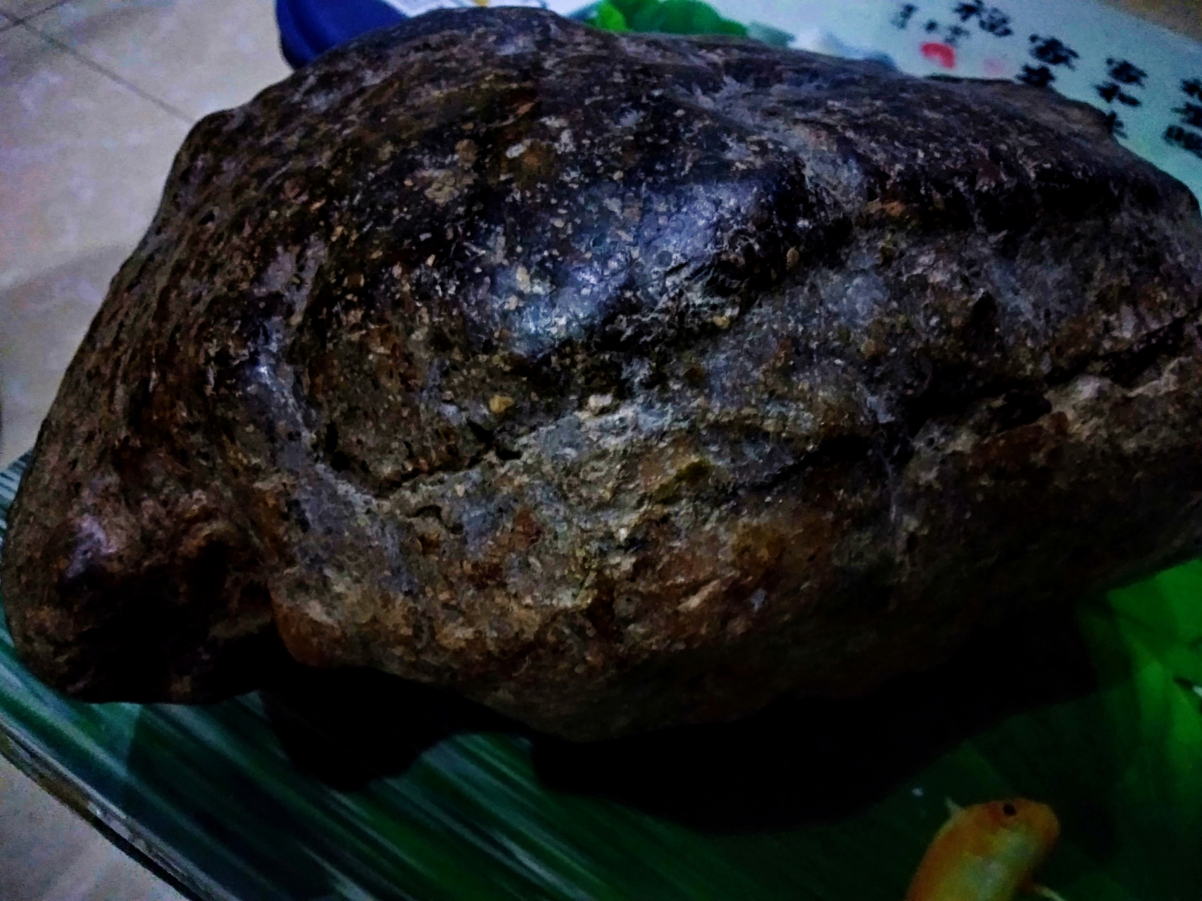 这块石头半透明熔壳,比重3,6无磁性,硬度7,后半段拦腰折断不知去向