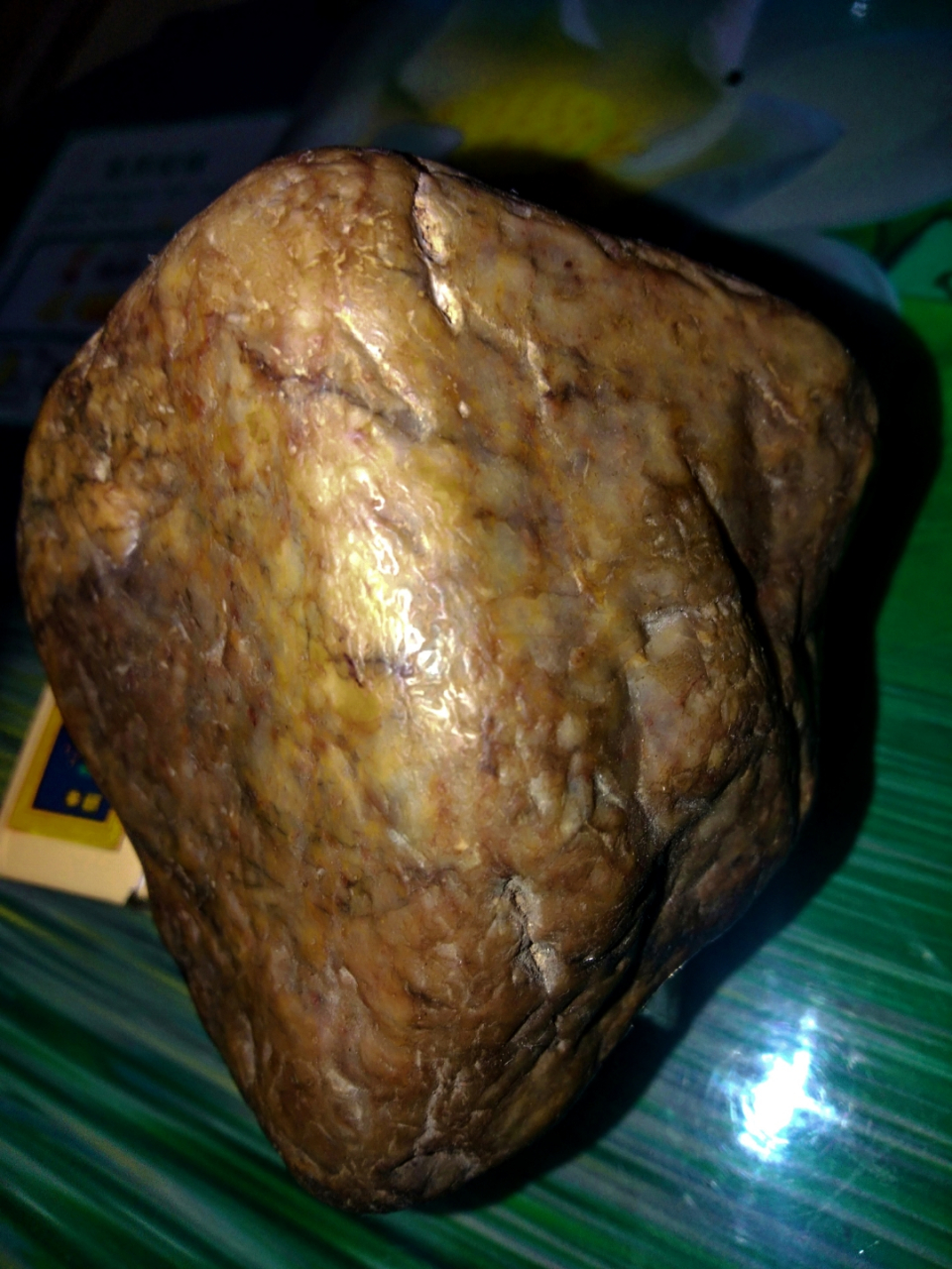 一块玉化的石头,一面正常,一面却被火烧燭痕明显,三张图片,又一张我特