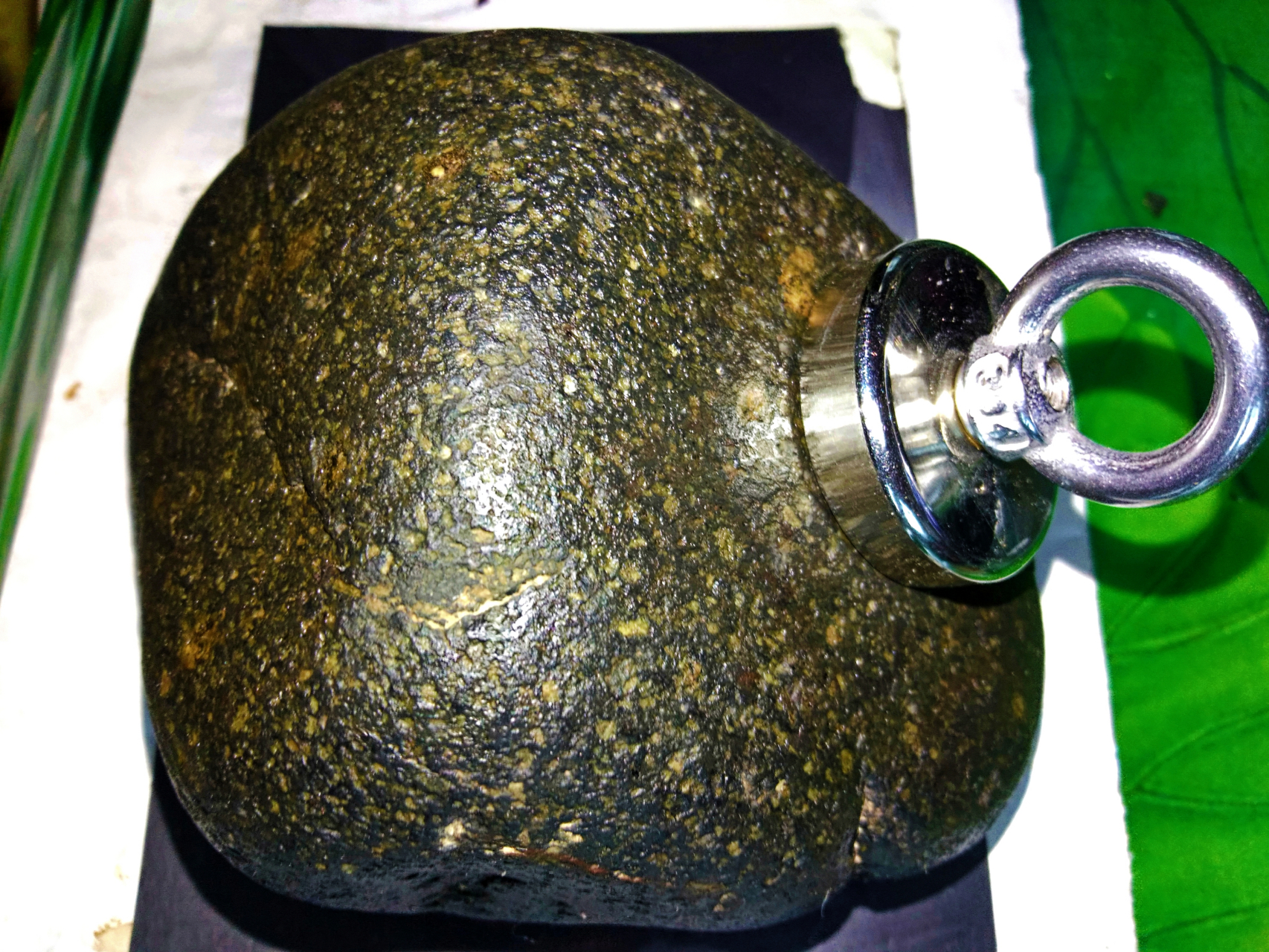 今天刚收获′得一块橄榄石铁陨石,黑色熔壳完好,请爱好奇石的朋友一起