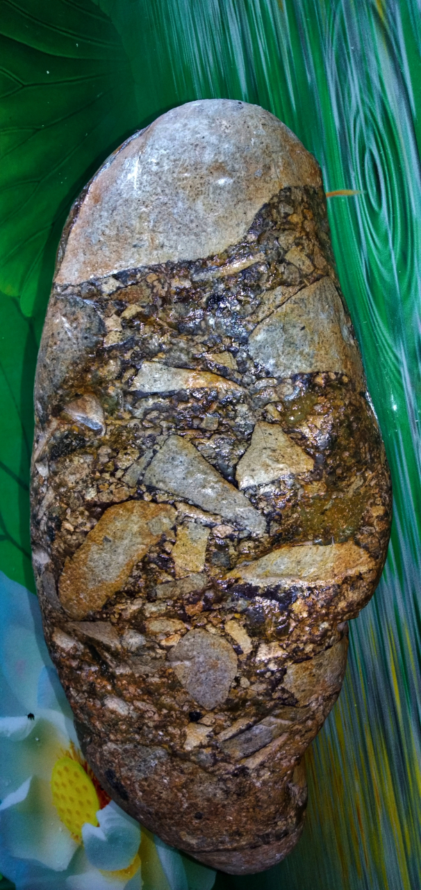 这是一块斜长角砾岩石奇石