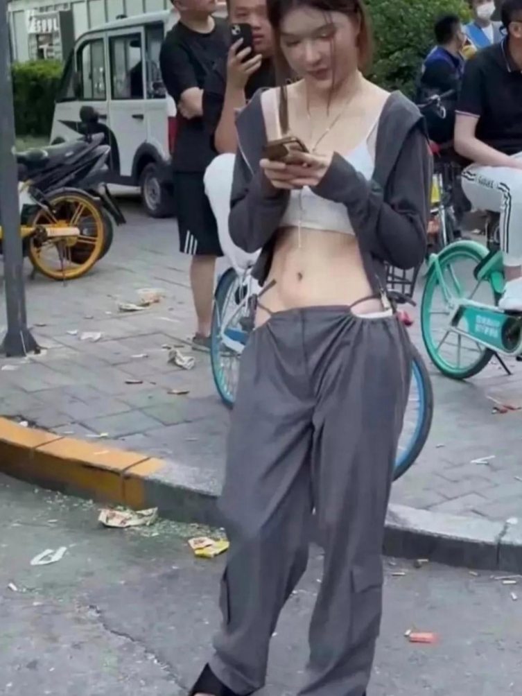 我忍不住在心里犯嘀咕,这姑娘难道不知道啥叫"害臊"吗?
