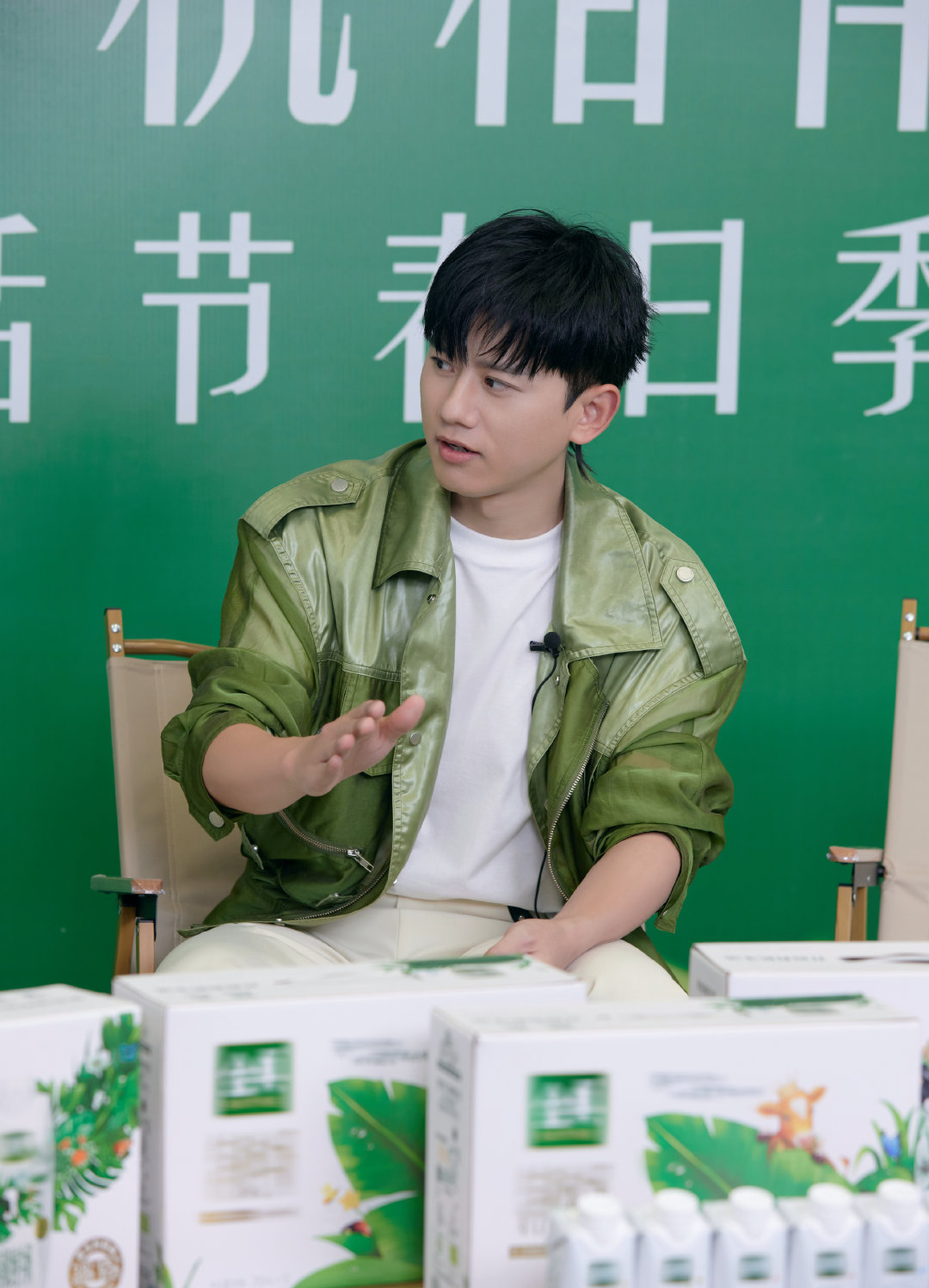 昨晚,@张杰  做客品牌直播间,畅聊#我们的客栈# 综艺录制和演唱会