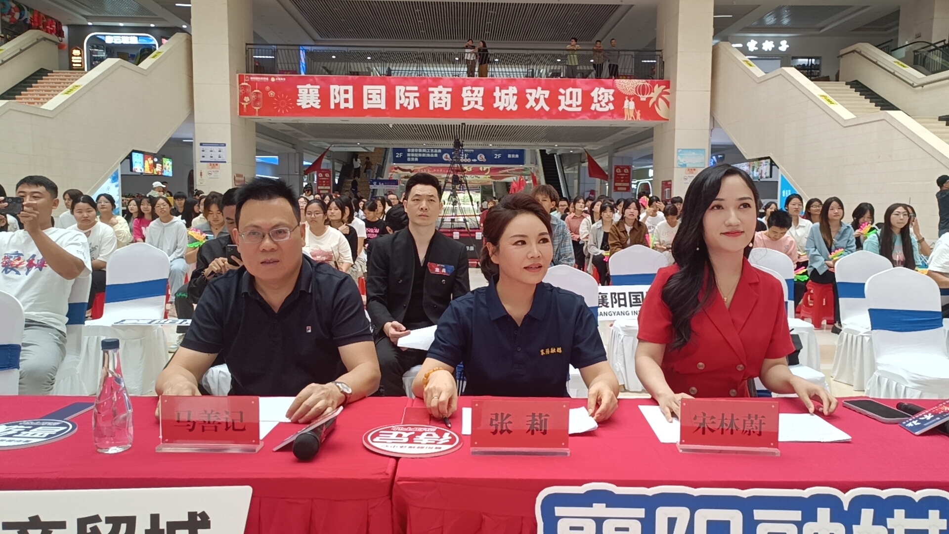 不才坐镇评委席