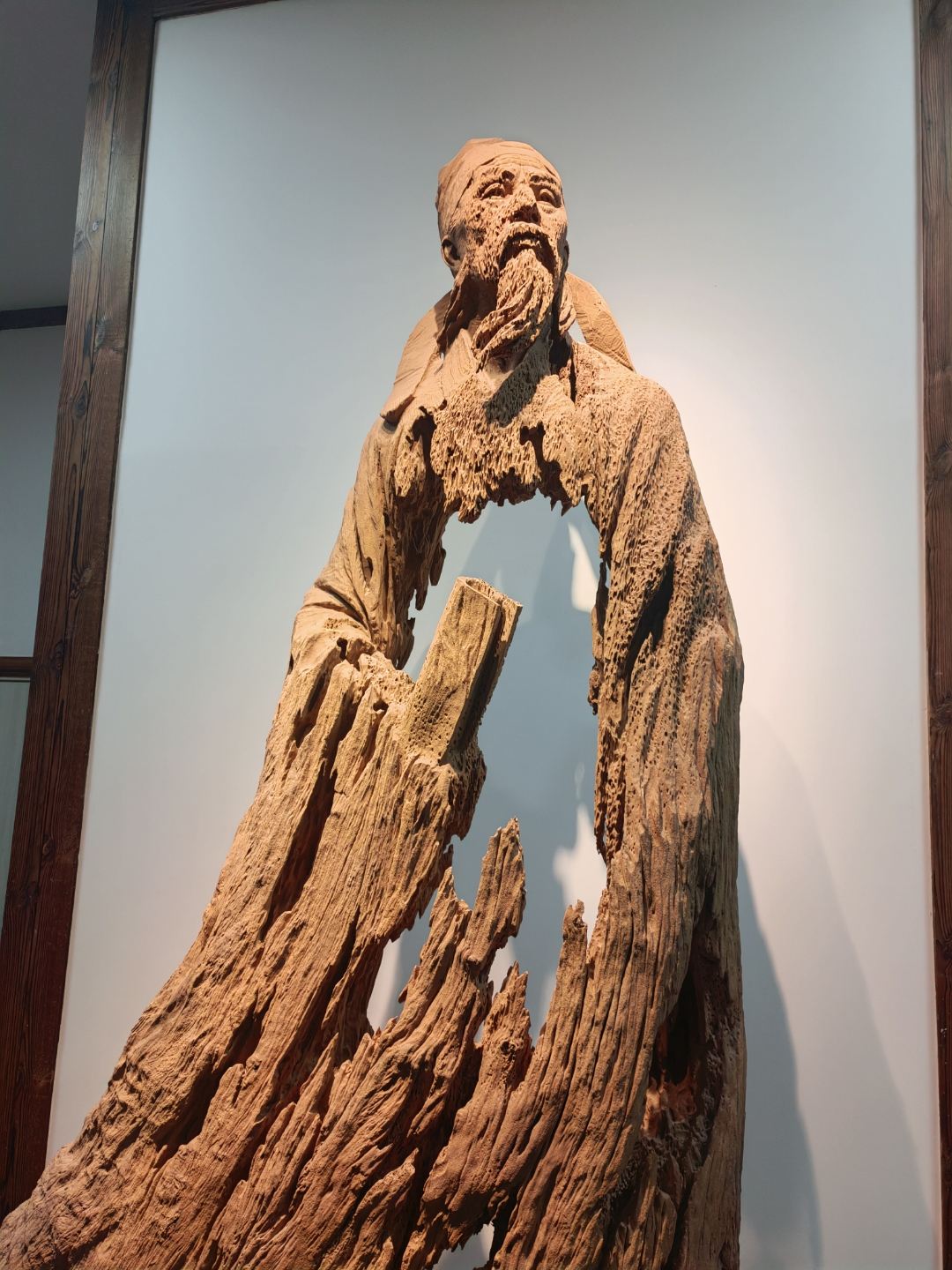 这幅由神农架神林残创中心创作的作品,刻画的是一位唐代诗人,你知道他