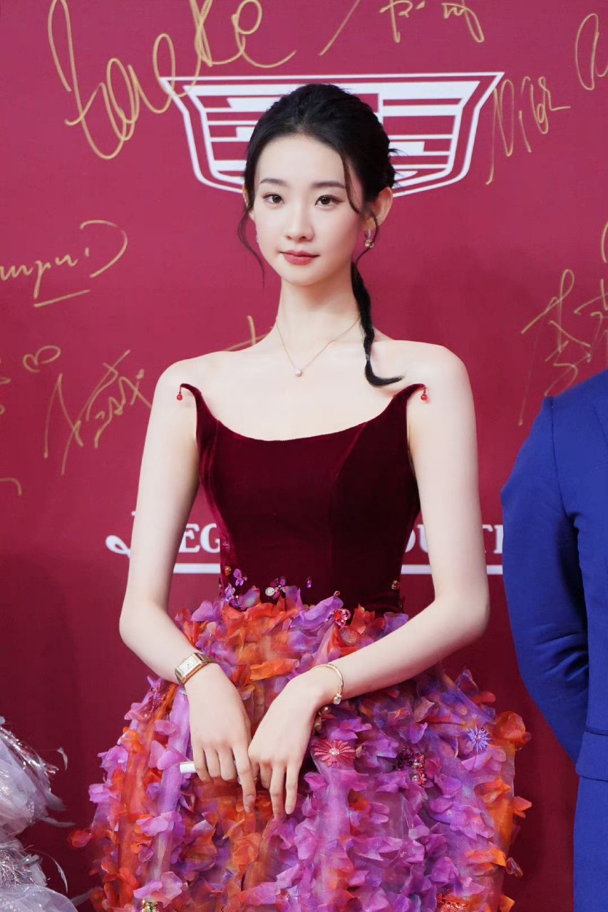 上海国际电影节# 张艺凡以红色抹胸花朵裙亮相电影盛典,果然是北舞