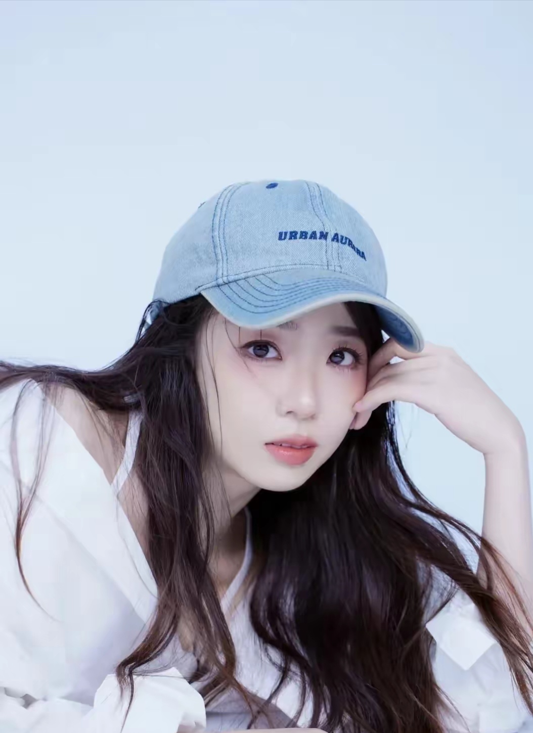 当年那个怯生生的小丫头齐如意,如今出落得亭亭玉立,眉眼间满是温柔与