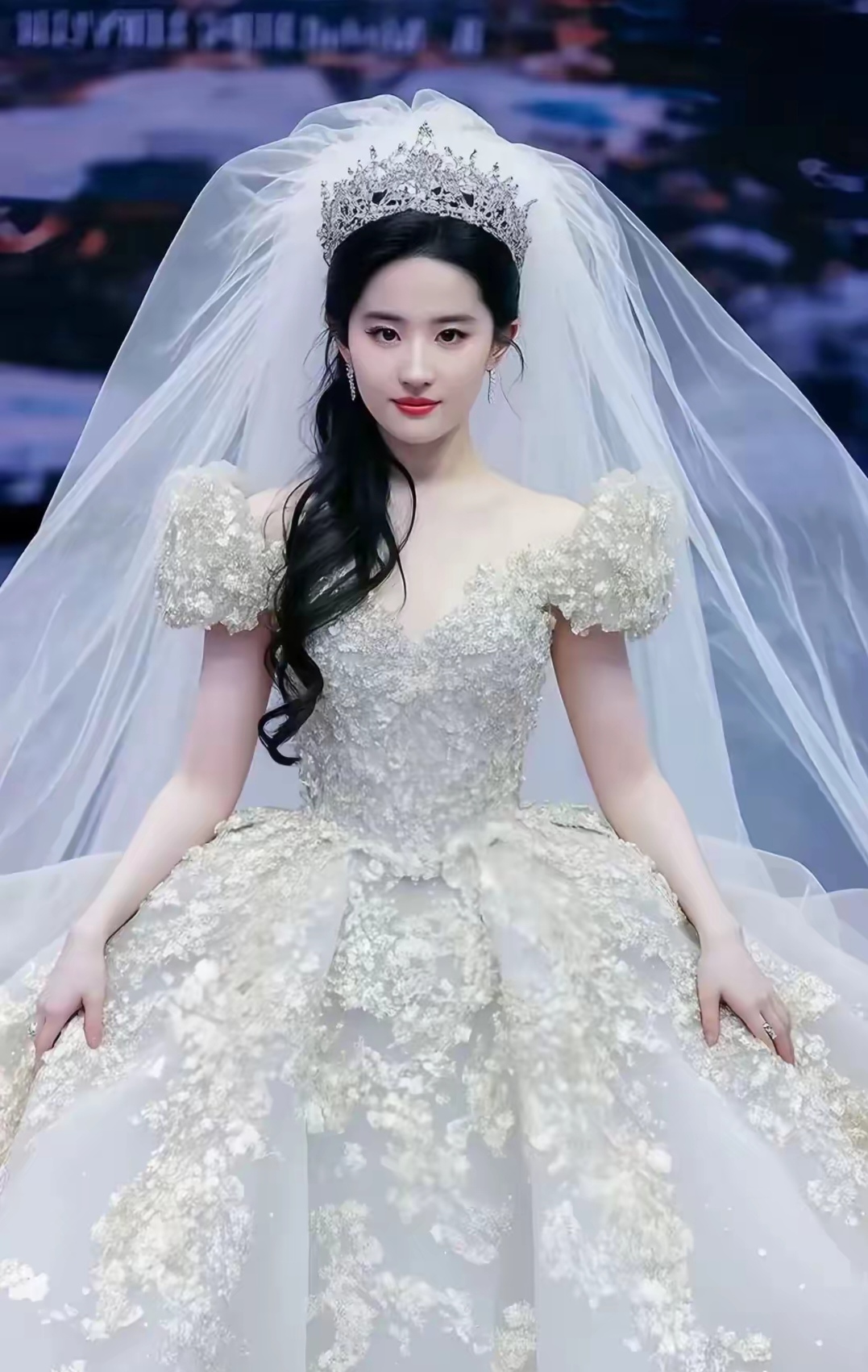 刘亦菲穿婚纱照也太美了吧!