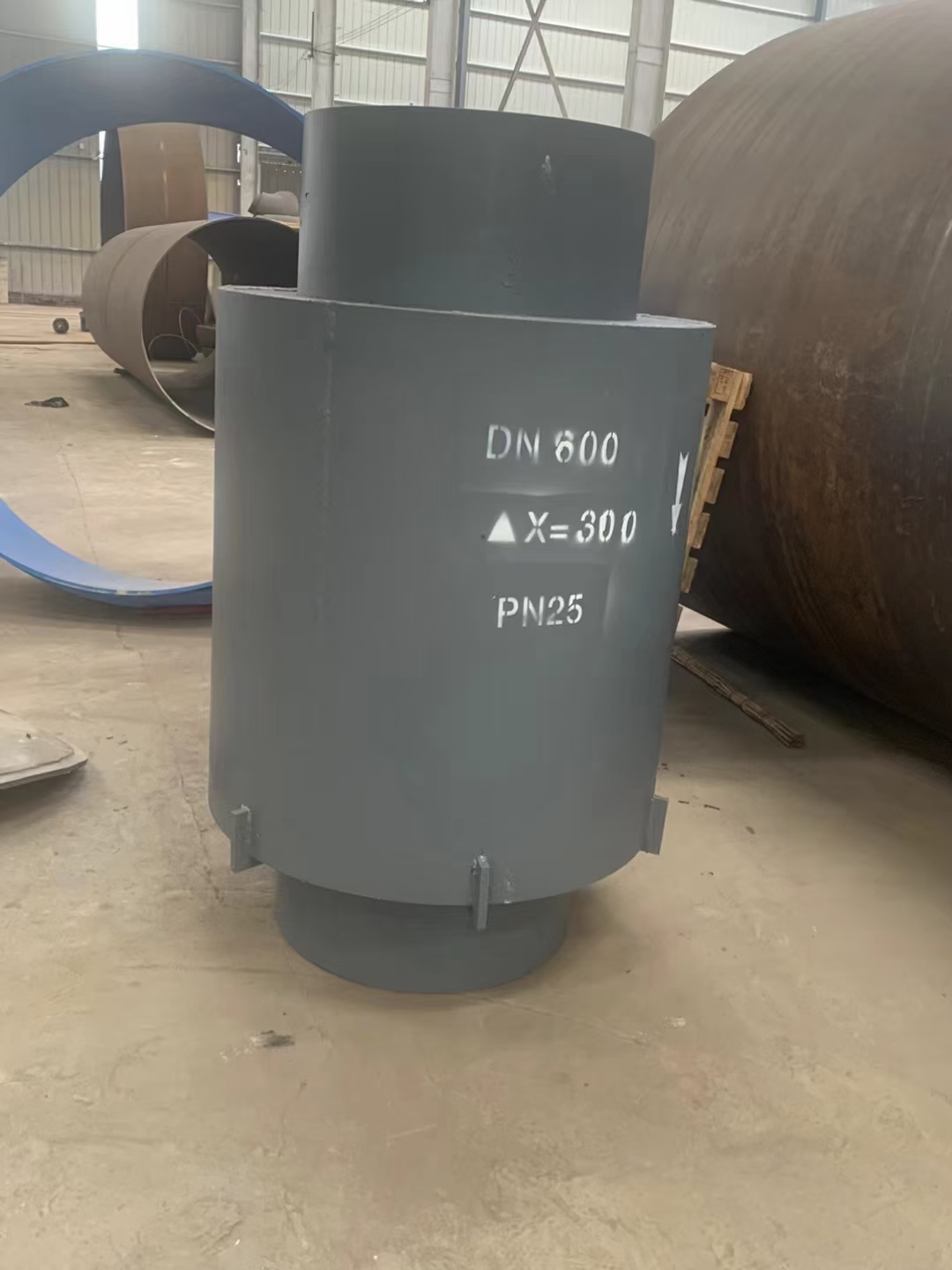 直埋外压补偿器结构 直埋外压补偿器的主要结构包括外壳和导向套筒