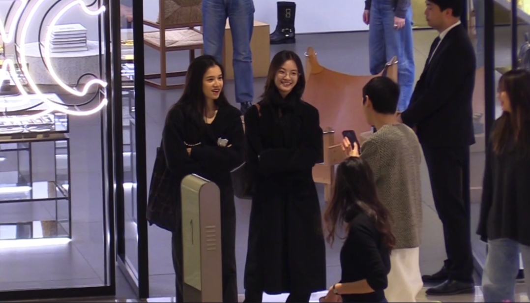 两人不仅同框养眼,还像闺蜜一样互相给建议,试穿奢侈品店的衣服.