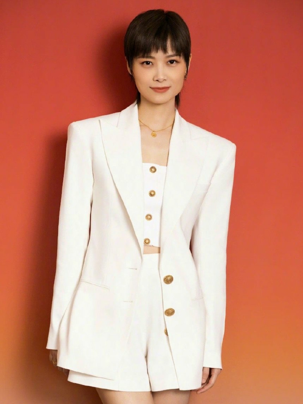 李宇春身穿的白色绉绸西装外套,简洁而优雅,尽显高级时尚感