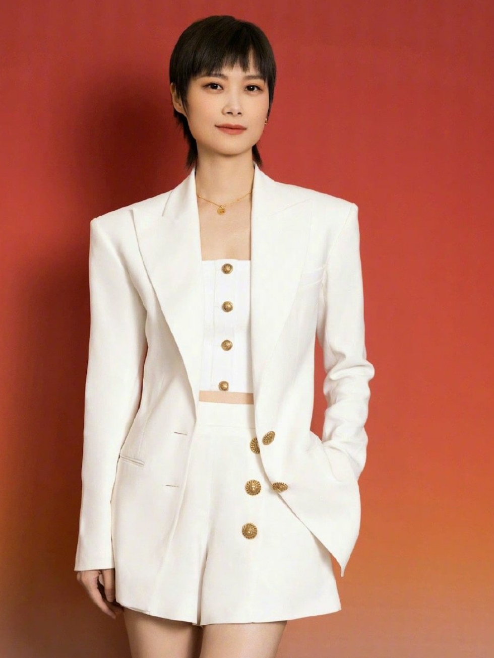 李宇春身穿的白色绉绸西装外套,简洁而优雅,尽显高级时尚感