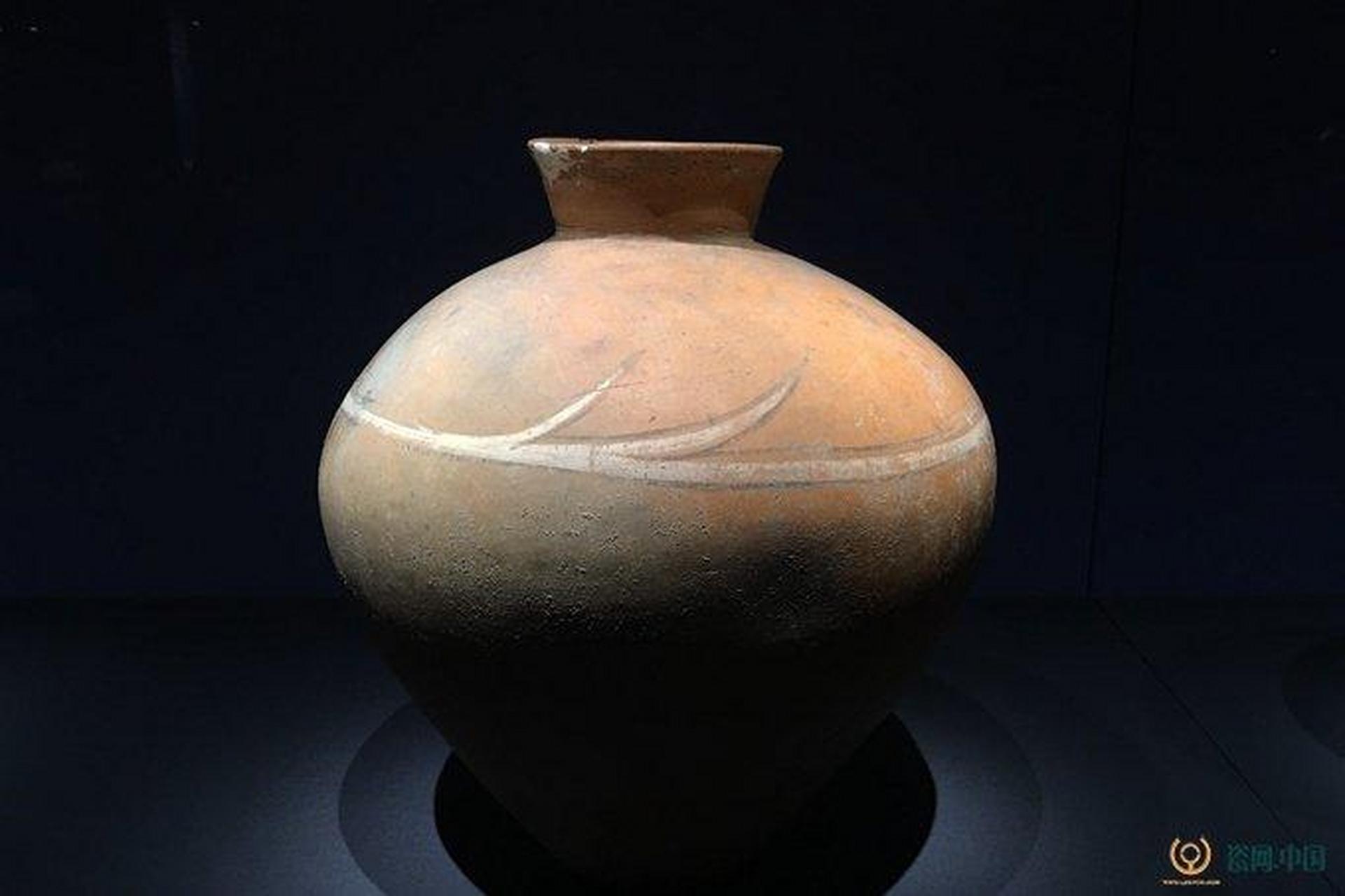 古陶罐 文/余自农  不晓何为柔伏,遂成浑朴洪陶.