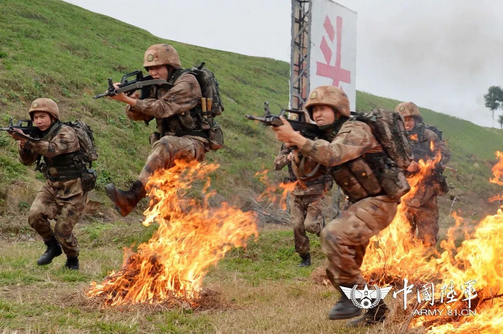 听党指挥魂系,飞天蹈海雄豪.放眼一流成劲旅,添彩军旗踏浪潮