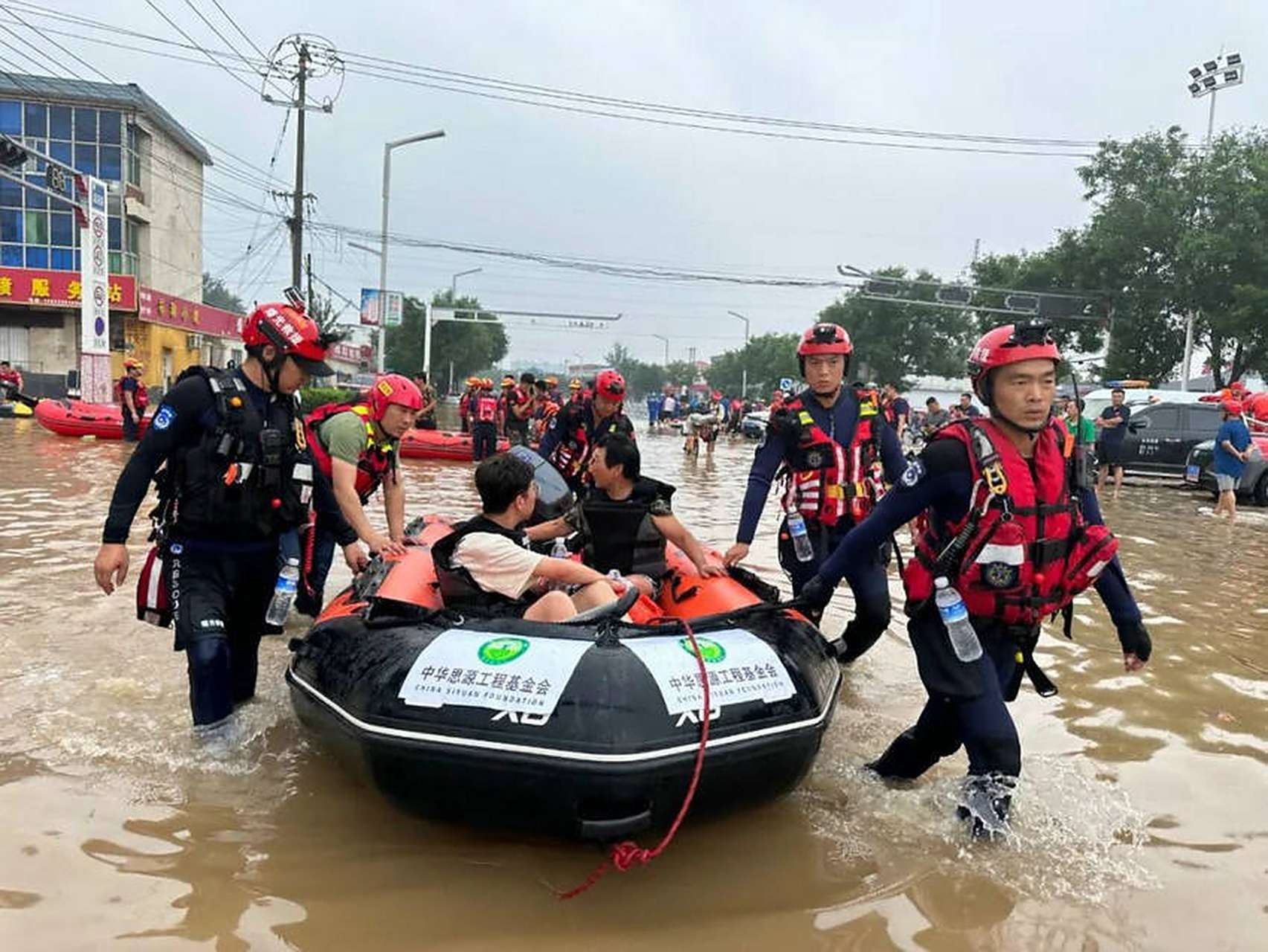 致敬京畿抗洪英雄兼悼冯振烈士 文/余自农  飓风北上雨成洪,随看浑