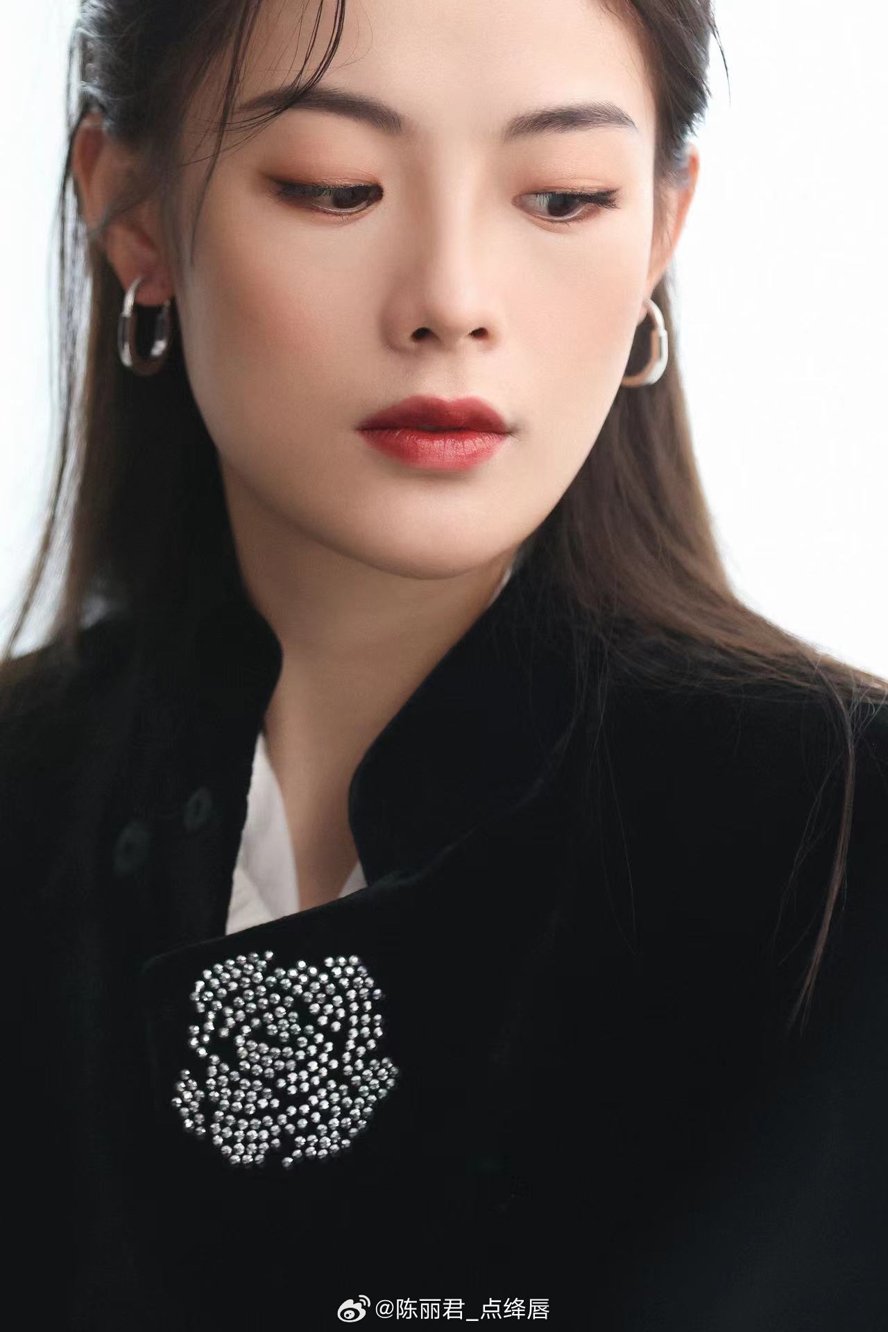 回到女装,她是带着一丝清冷疏离气质的样子,装扮上小生,她摇身一变,是