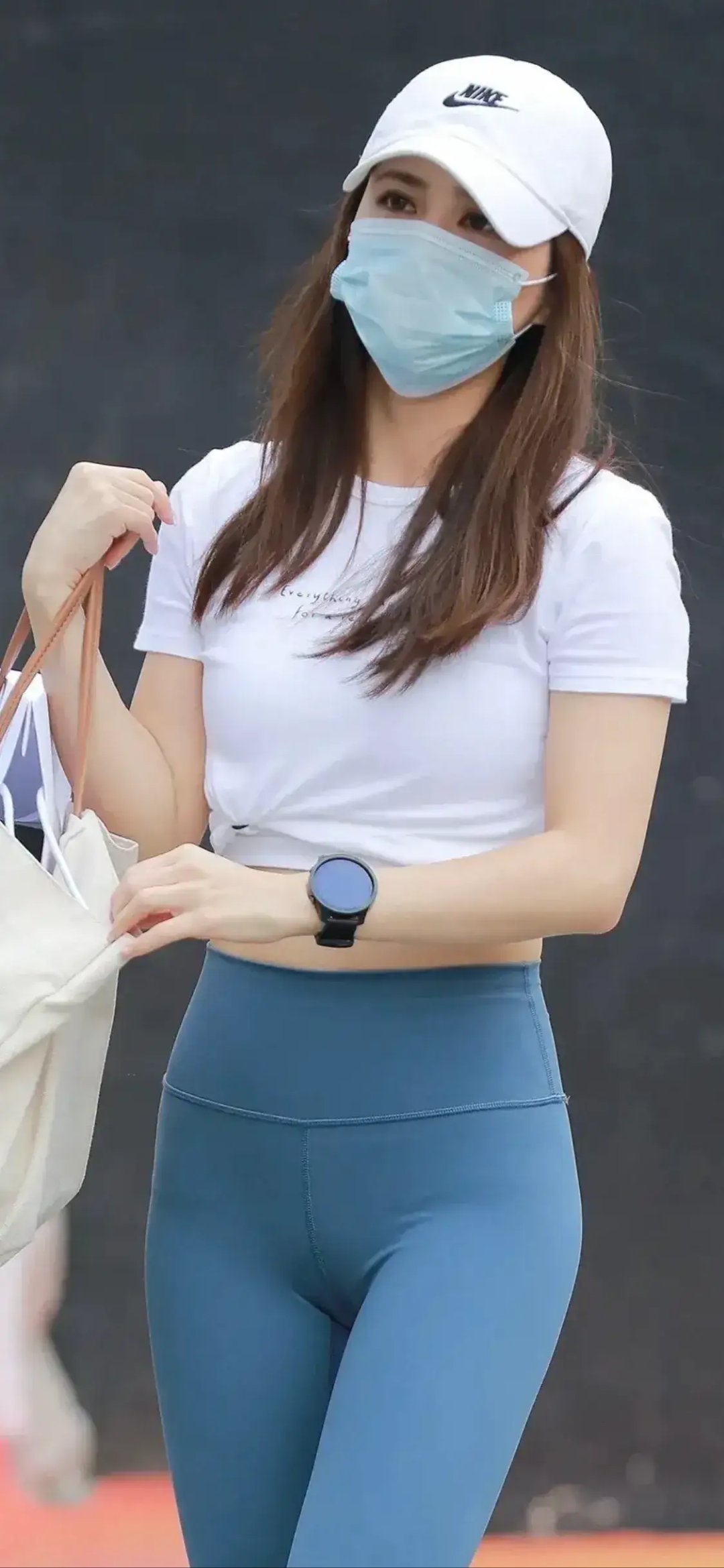 这位年轻女性以其独特的穿搭风格成为街头一道亮丽的风景线