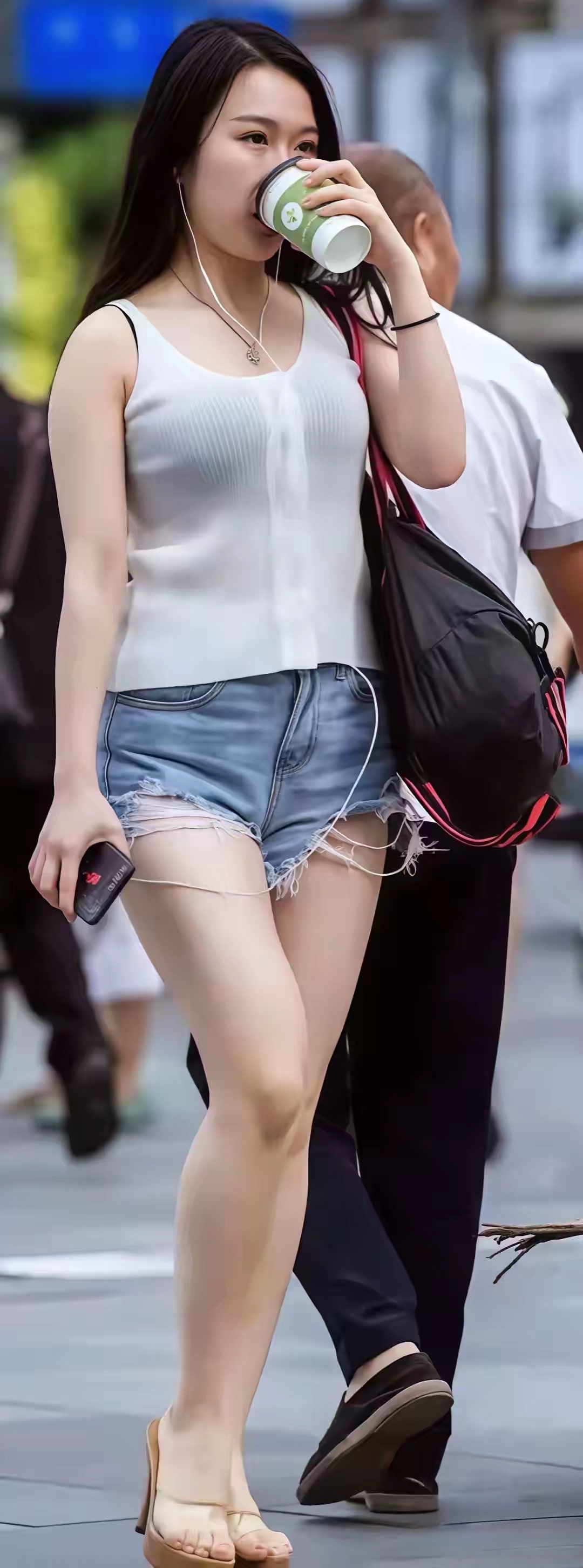 这位年轻女性的穿搭,简约而不失时尚感