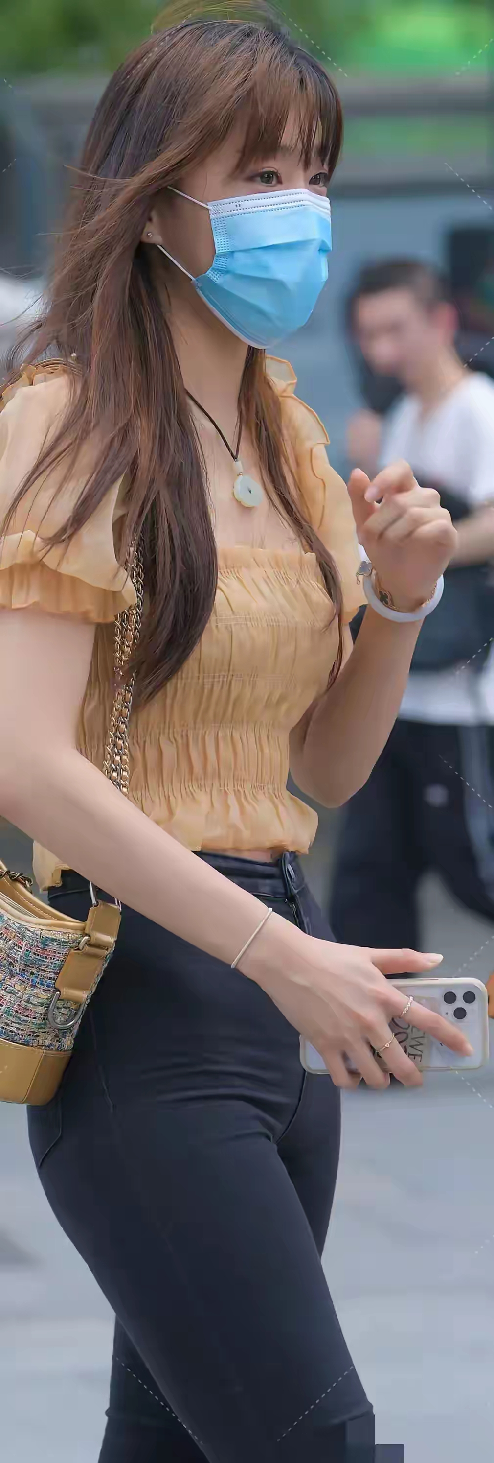 两位年轻女性在街头行走,穿搭各具特色,彰显时尚品味