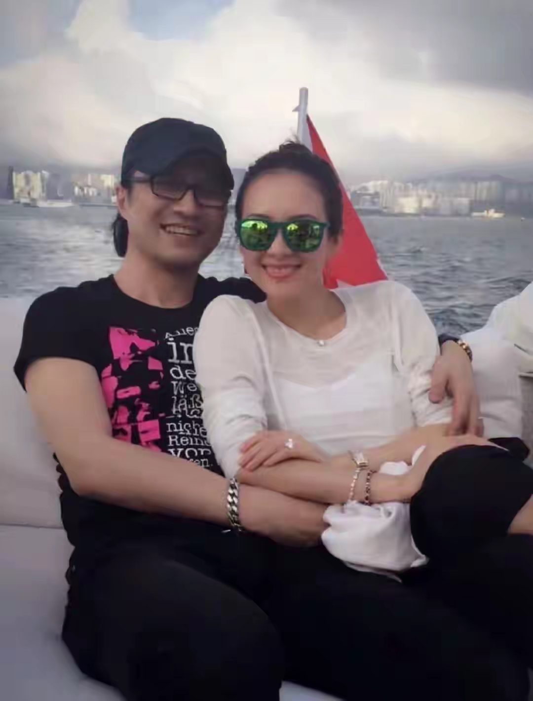 章子怡爱惨汪峰 汪峰那可是四婚四离,感情经历老丰富了,可章子怡当年