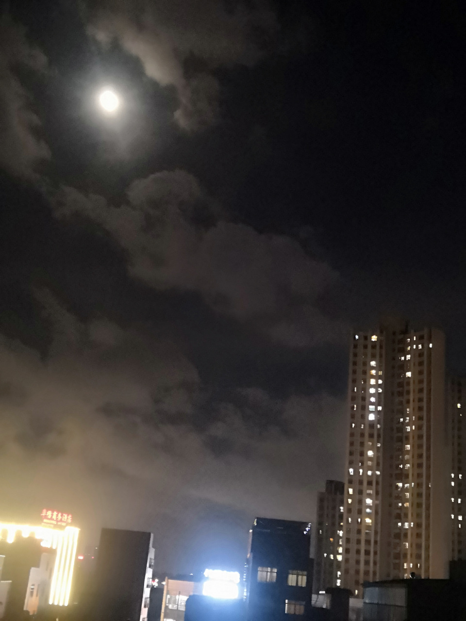 每每看到月亮都伤感至极,如果思念有声,一定震耳欲聋.