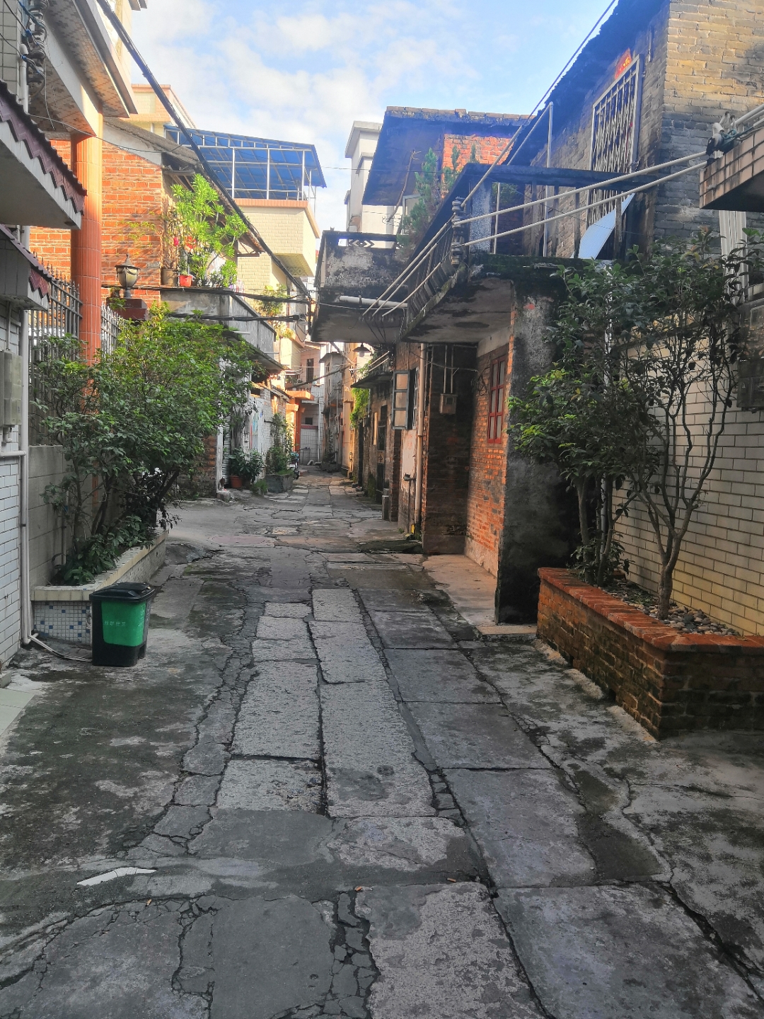 这是一条隐藏在闹市中非常有年代感的巷子,我在很多年前无意中发现它