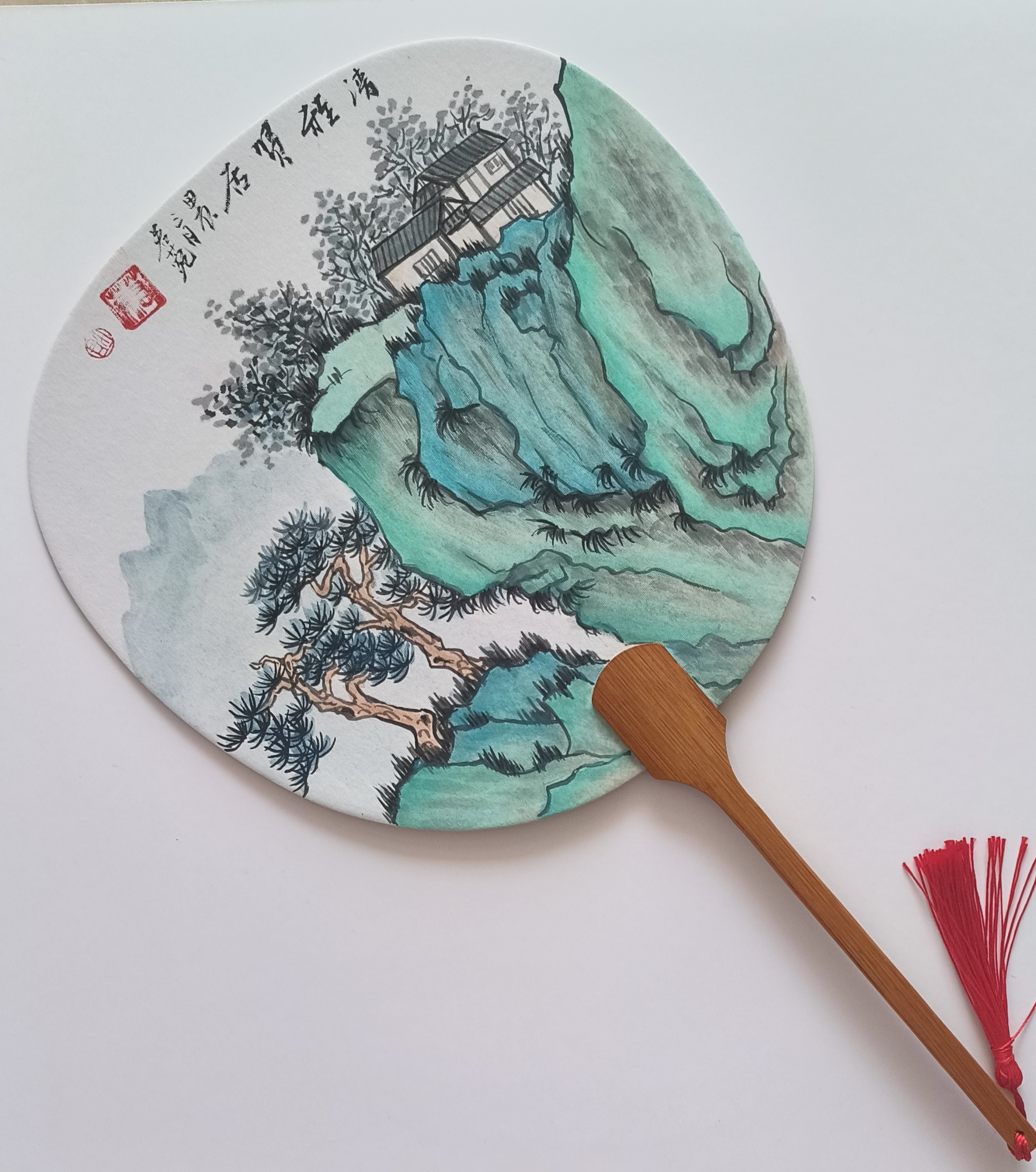 同时,团扇也是人们展示个性和品味的一种方式,不同的手绘图案和色彩