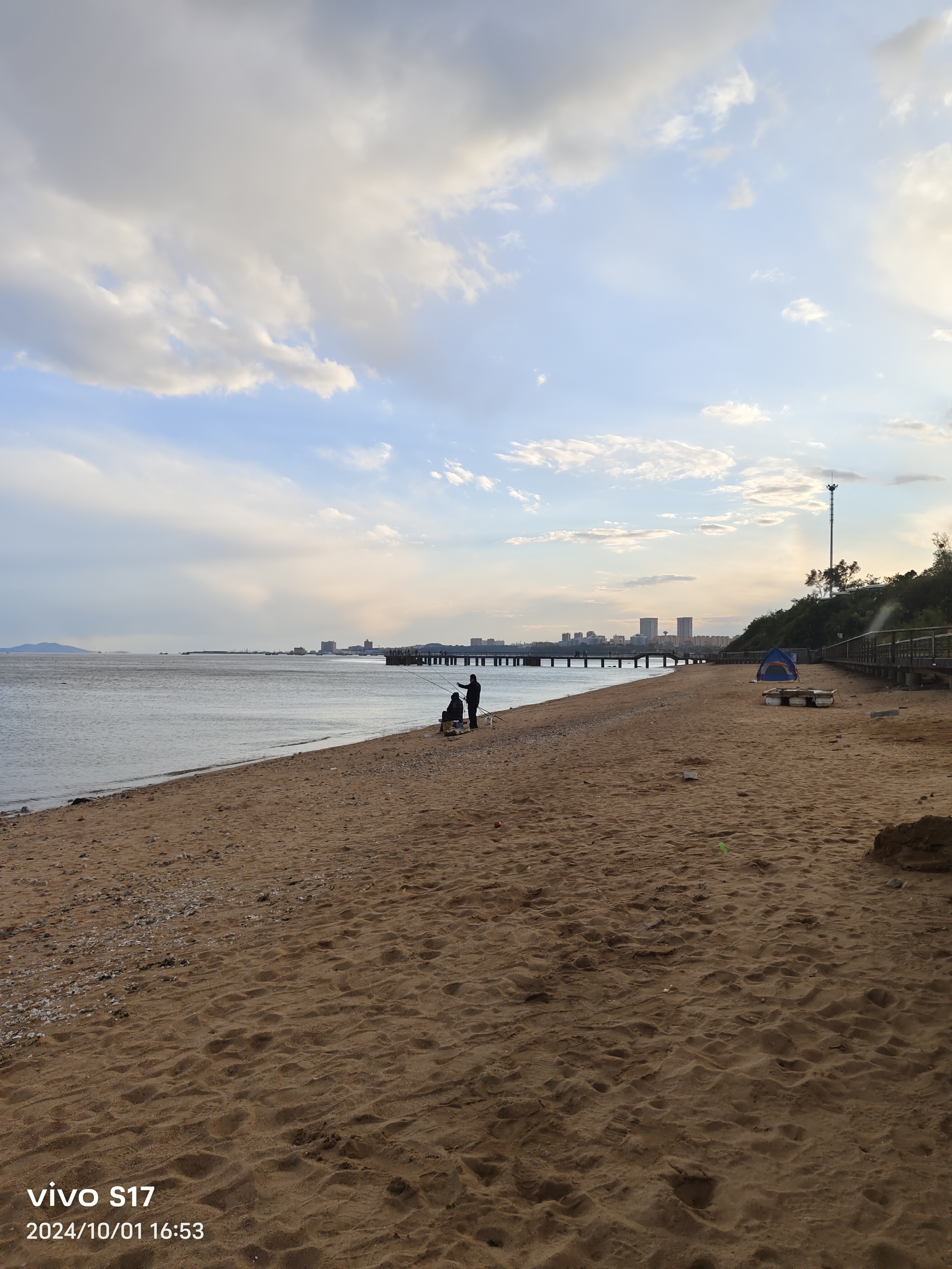 19岁的年纪,宽圆脸,长相普通