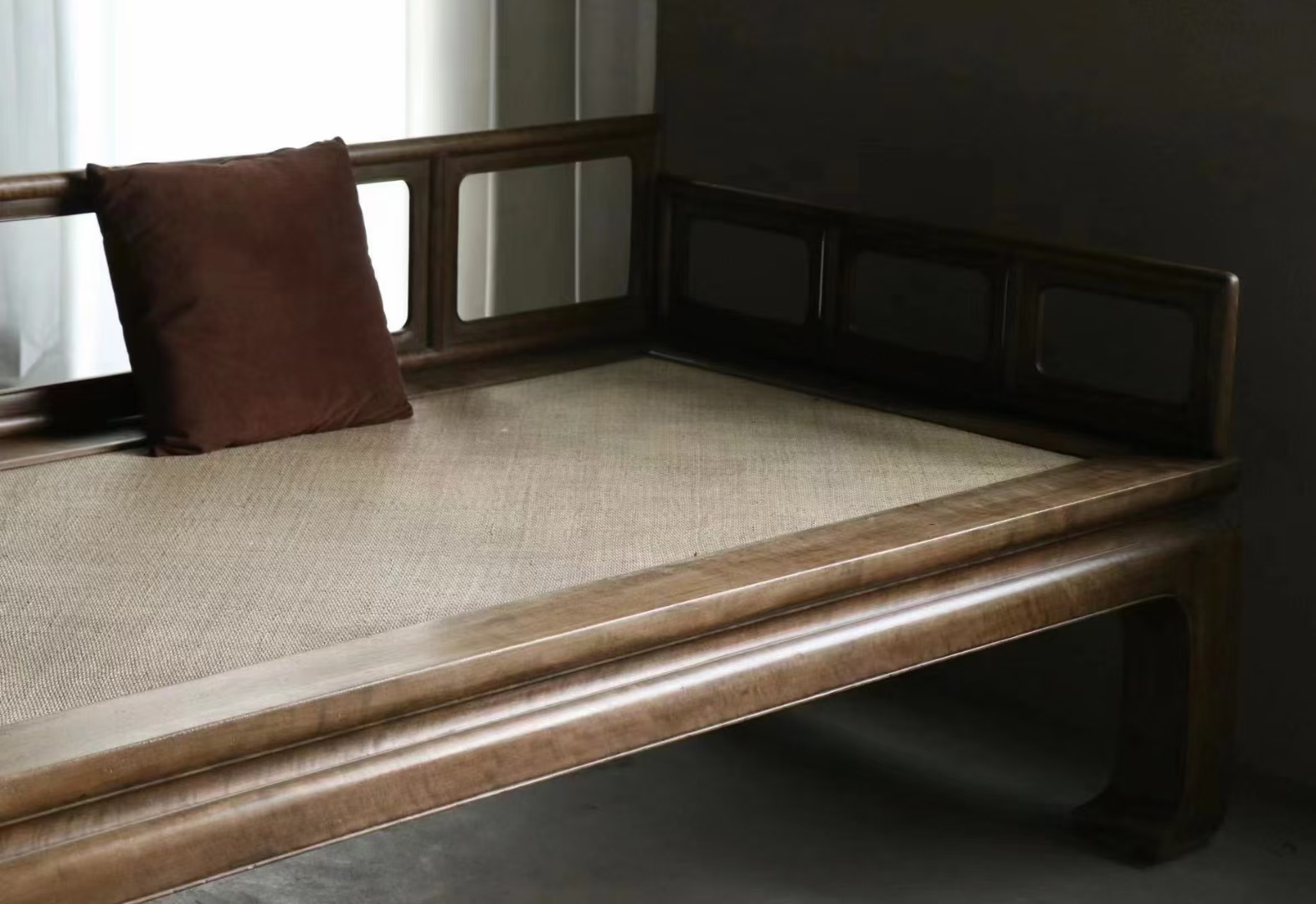 【半刻清闲|最理想的卧具——罗汉床】  清,楠木,尺寸: 坐高48 总高78