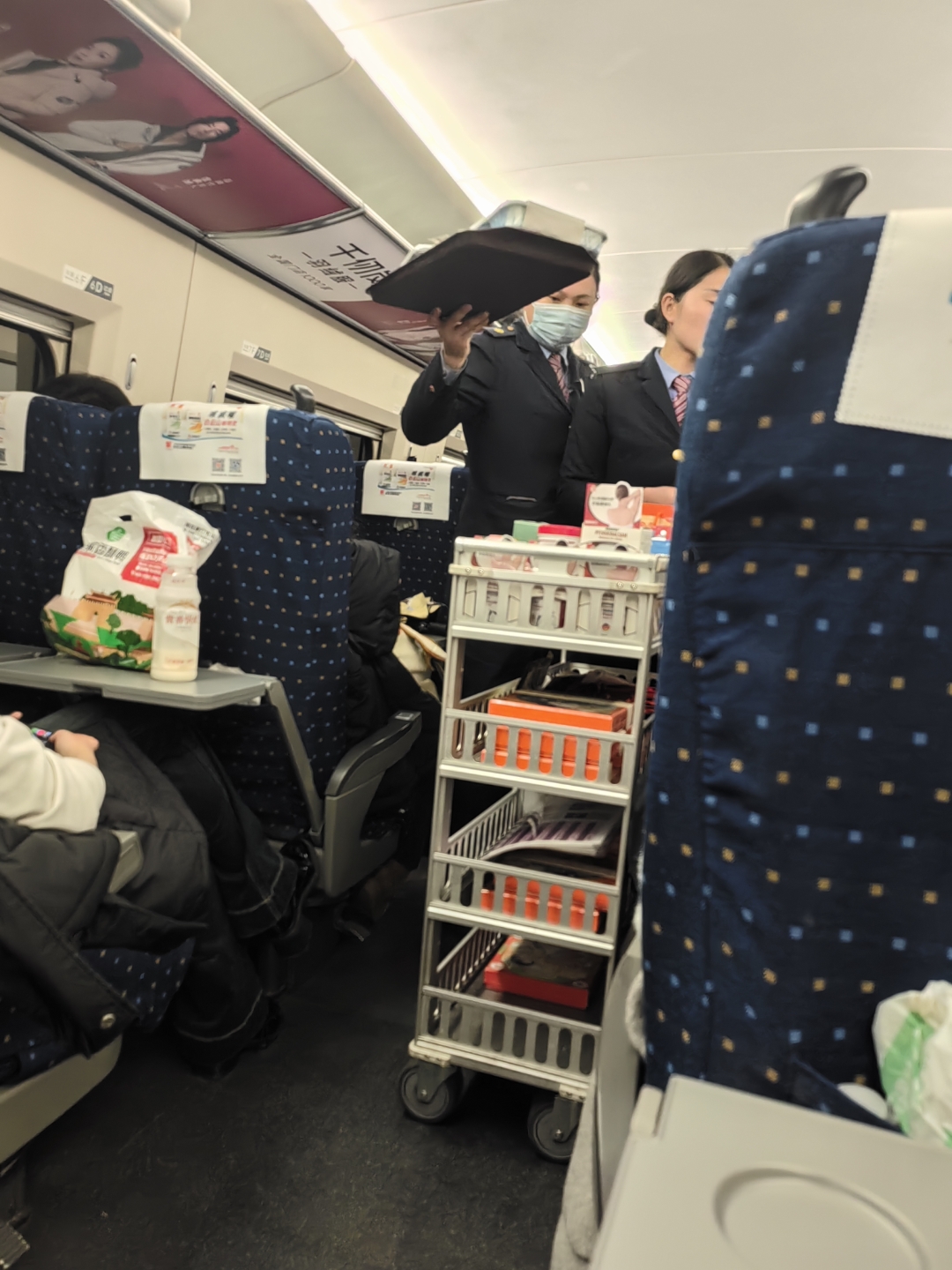 列车售货员第一视角上班照片南昌铁路局一等座赠品火车上叫卖的图片