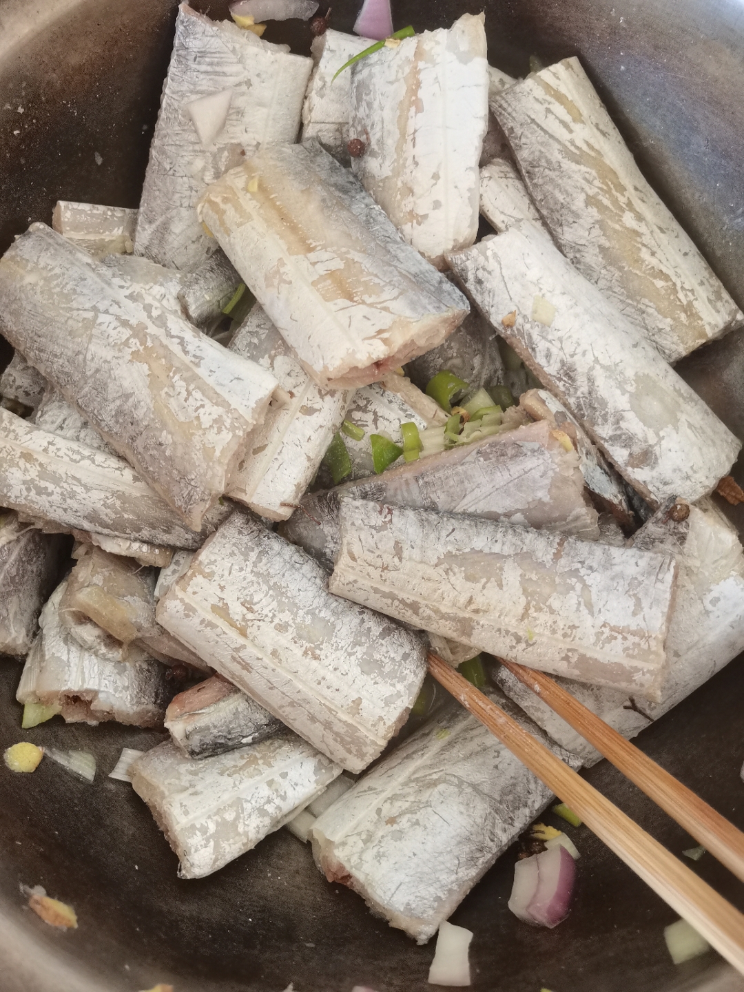 以下是关于刀鱼的一些详细信息: