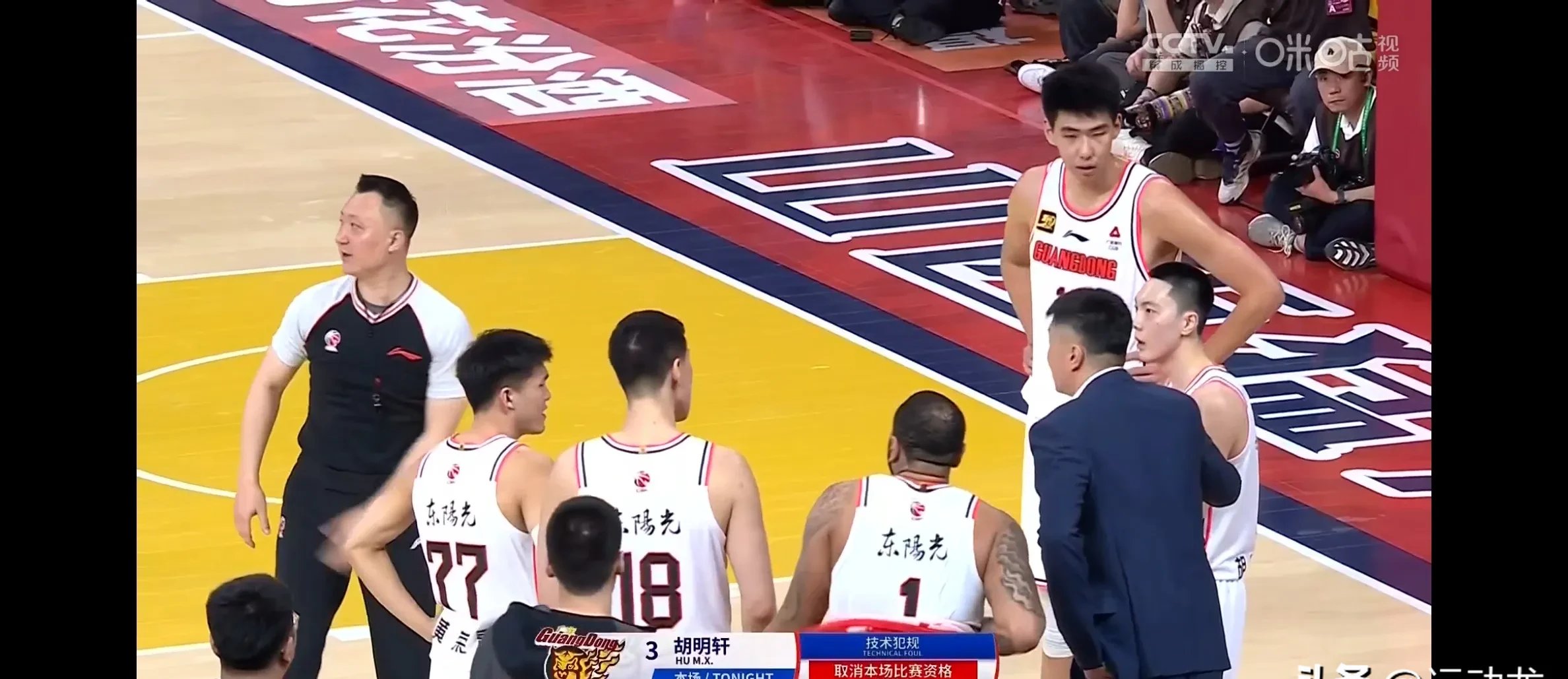 爵士队主力球员犯规过多落后，险胜对手走上正轨