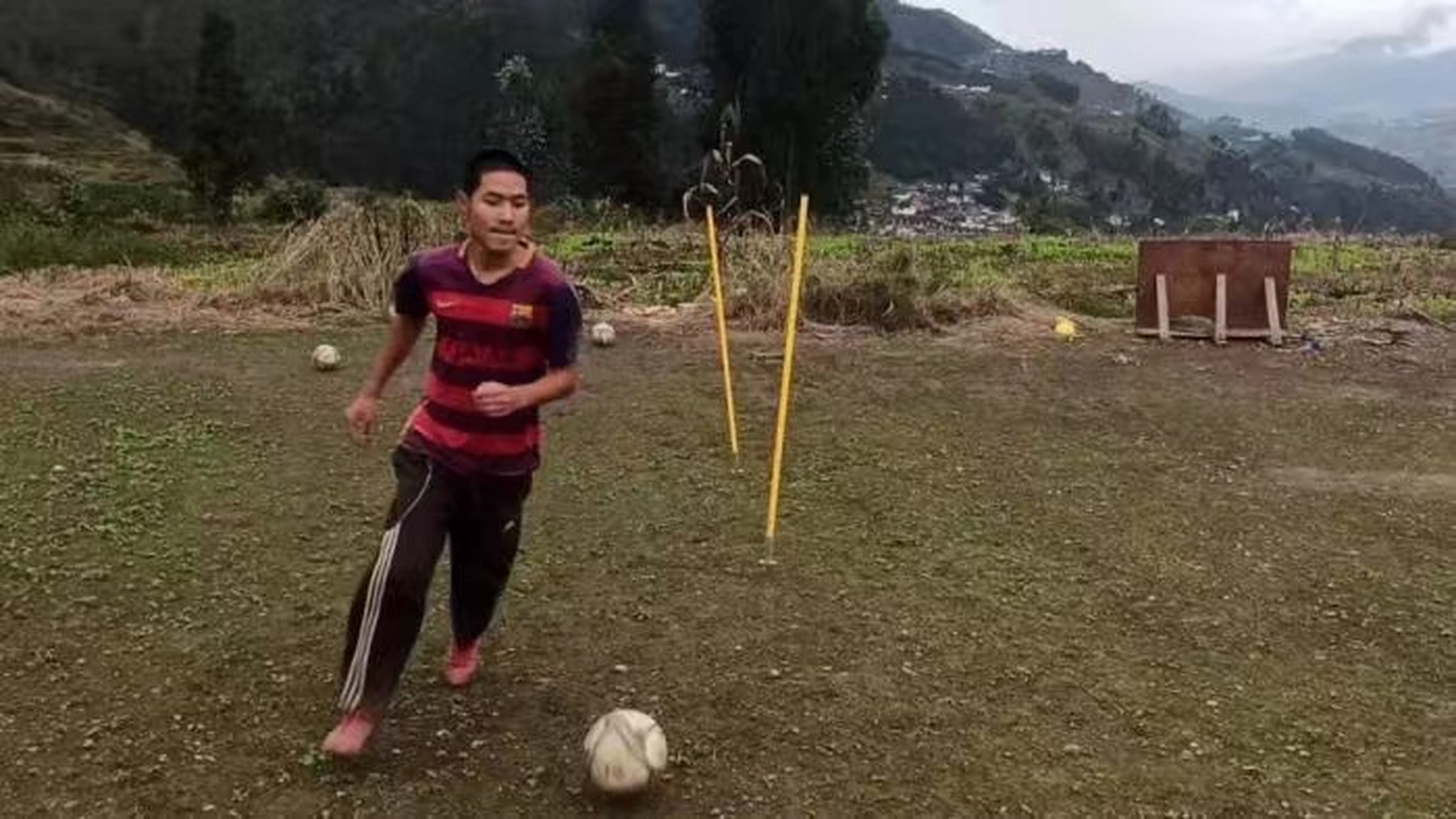 [拉马与足球的五年之约]在大凉山深处,有个足球少年叫吉付拉马.